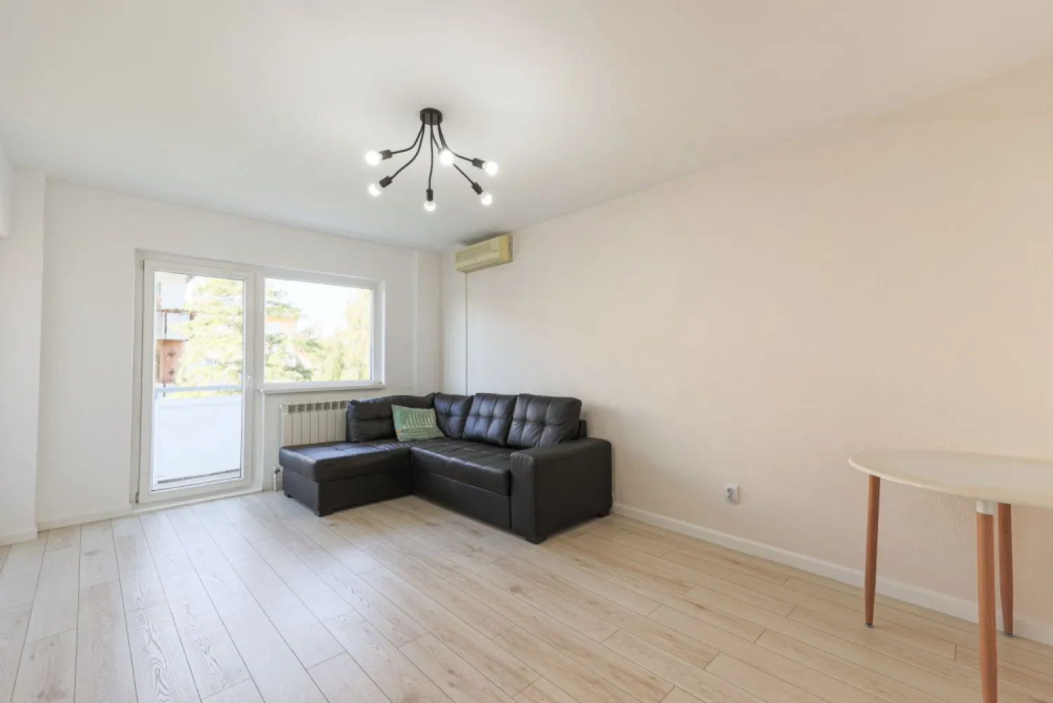 PRET NOU Apartament 2 camere - renovat - Piața Catedralei - COMISION 0 - Vă propun spre vânzare un apartament spațios și luminos de 2 camere, situat la etajul 3/4, în zona centrală Piața Catedralei – o zonă liniștită, cu spații verzi, dar totodată în plină dezvoltare.

✔ Suprafață: 78 mp construiți (conform CF)
✔ Compartimentare:
- living generos
- dormitor
- bucătărie cu cămară
- hol spațios
- baie cu cadă
- 2 balcoane (unul închis)

✔ Dotări și beneficii:
- renovat complet în 2025
- centrală termică pe gaz
- aparat de aer condiționat
- apartament luminos, cu vedere deschisă
- se vinde parțial mobilat

Principalul avantaj al acestui apartament este poziționarea excelentă: aproape de centrul orașului, într-o zonă liniștită și verde, ideală pentru rezidență sau investiție

📞 Pentru mai multe detalii și pentru a programa o vizionare, nu ezita să mă contactezi:
Daniel Hord – Consultant imobiliar - 0755 274 519.

Nu dispui de toată suma? Te ajutăm noi gratuit! Îți obținem oferte de la 16 bănci
Ai o proprietate de vânzare în Arad și vrei să știi cât valorează cu adevărat?
Sună-mă pentru o evaluare GRATUITĂ!