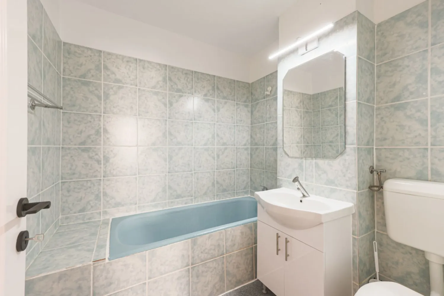 PRET NOU Apartament 2 camere - renovat - Piața Catedralei - COMISION 0 - Vă propun spre vânzare un apartament spațios și luminos de 2 camere, situat la etajul 3/4, în zona centrală Piața Catedralei – o zonă liniștită, cu spații verzi, dar totodată în plină dezvoltare.

✔ Suprafață: 78 mp construiți (conform CF)
✔ Compartimentare:
- living generos
- dormitor
- bucătărie cu cămară
- hol spațios
- baie cu cadă
- 2 balcoane (unul închis)

✔ Dotări și beneficii:
- renovat complet în 2025
- centrală termică pe gaz
- aparat de aer condiționat
- apartament luminos, cu vedere deschisă
- se vinde parțial mobilat

Principalul avantaj al acestui apartament este poziționarea excelentă: aproape de centrul orașului, într-o zonă liniștită și verde, ideală pentru rezidență sau investiție

📞 Pentru mai multe detalii și pentru a programa o vizionare, nu ezita să mă contactezi:
Daniel Hord – Consultant imobiliar - 0755 274 519.

Nu dispui de toată suma? Te ajutăm noi gratuit! Îți obținem oferte de la 16 bănci
Ai o proprietate de vânzare în Arad și vrei să știi cât valorează cu adevărat?
Sună-mă pentru o evaluare GRATUITĂ!