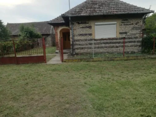 Ag BRASADAS vinde casa LOCUIBILA 3 cam teren 5.000 mp HOREA.