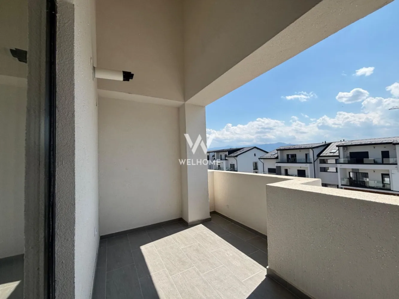 Apartament LA CHEIE 2 camere - Doamna Stanca - Apartament cu 2 camere LA CHEIE finalizat - Doamna Stanca

- Bloc modern cu un regim de inaltime P+3.
- Suprafata utila: 53.65 mp
- Balcon: 7.7 mp
- Compartimentare practica: hol spatios, living cu bucatarie open space, dormitor, baie si balcon generos. 
- Predare la interior LA CHEIE: centrala termica, incalzire in pardoseala, lavabila pe pereti, sape elicopterizata, usa de intrare, geamuri termopan, , usi de interior, baie amenajata, gresie, parchet, faianta, etc
- Strada beneficiaza de acces cu bariera, zona linistita cu acces facil la magazine, mijloace de transport, shopping city, scoli etc.
- INTABULAT, predare imediata!
- 1 loc de parcare inclus in pret.

PRET: 120.000 Euro Tva inclus
Tel: 0747.639.802

*Disponibil si la stadiul de semifinisat la pretul de 112.000 Euro Tva inclus!