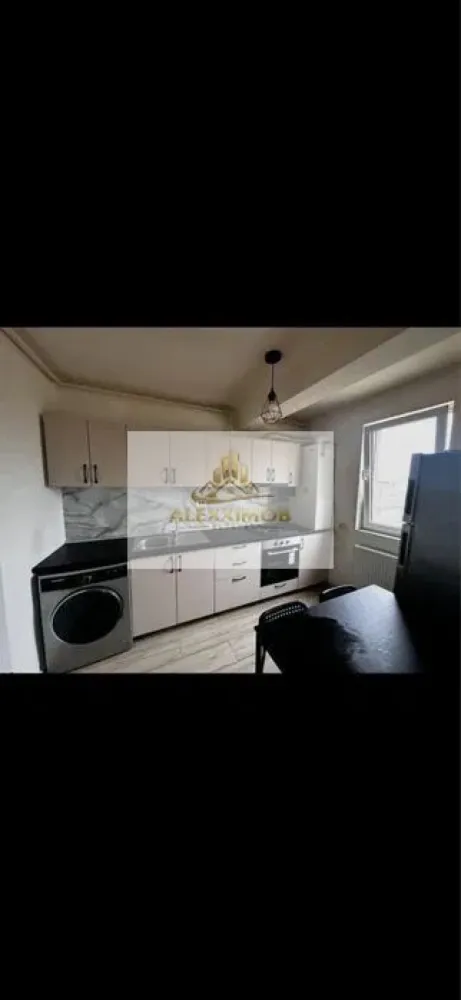 Garsoniera de Vanzare - 33 mp - Zona Drumul Fermei - Se oferă spre vânzare o garsonieră cochetă și modern amenajată, situată in zona Drumul Fermei, în Popești-Leordeni, ideală atât pentru locuit, cât și pentru investiție.

📐 Suprafață utilă: 33 mp
 - ETAJ 2/2
🛋 Complet mobilată și utilată
🚗 Loc de parcare inclus
✨ Amenajare în stil boutique, cu finisaje moderne și atmosferă elegantă

Garsoniera este compartimentată eficient, luminoasă și pregătită pentru mutare imediată. Dispune de mobilier atent ales, electrocasnice necesare și un design interior modern, care oferă confort și funcționalitate.

📍 Zonă liniștită, cu acces rapid către mijloace de transport, magazine, restaurante și puncte de interes.

Ideală pentru:

✔ Cupluri
✔ Persoane singure
✔ Investiție pentru închiriere

Pentru mai multe detalii sau programarea unei vizionări, vă rog să mă contactați.

AlexxImob ESTATE

TEL. 0751454742