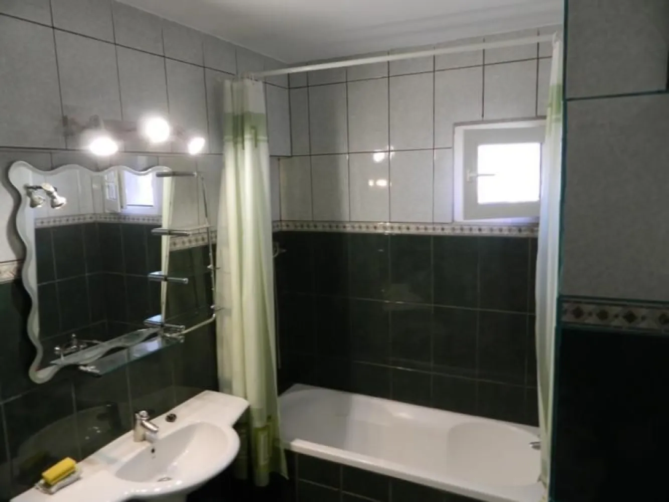 Apartament lux, zona Piata Victoriei, 4 camere , 2 bai, centrala termica terasa
