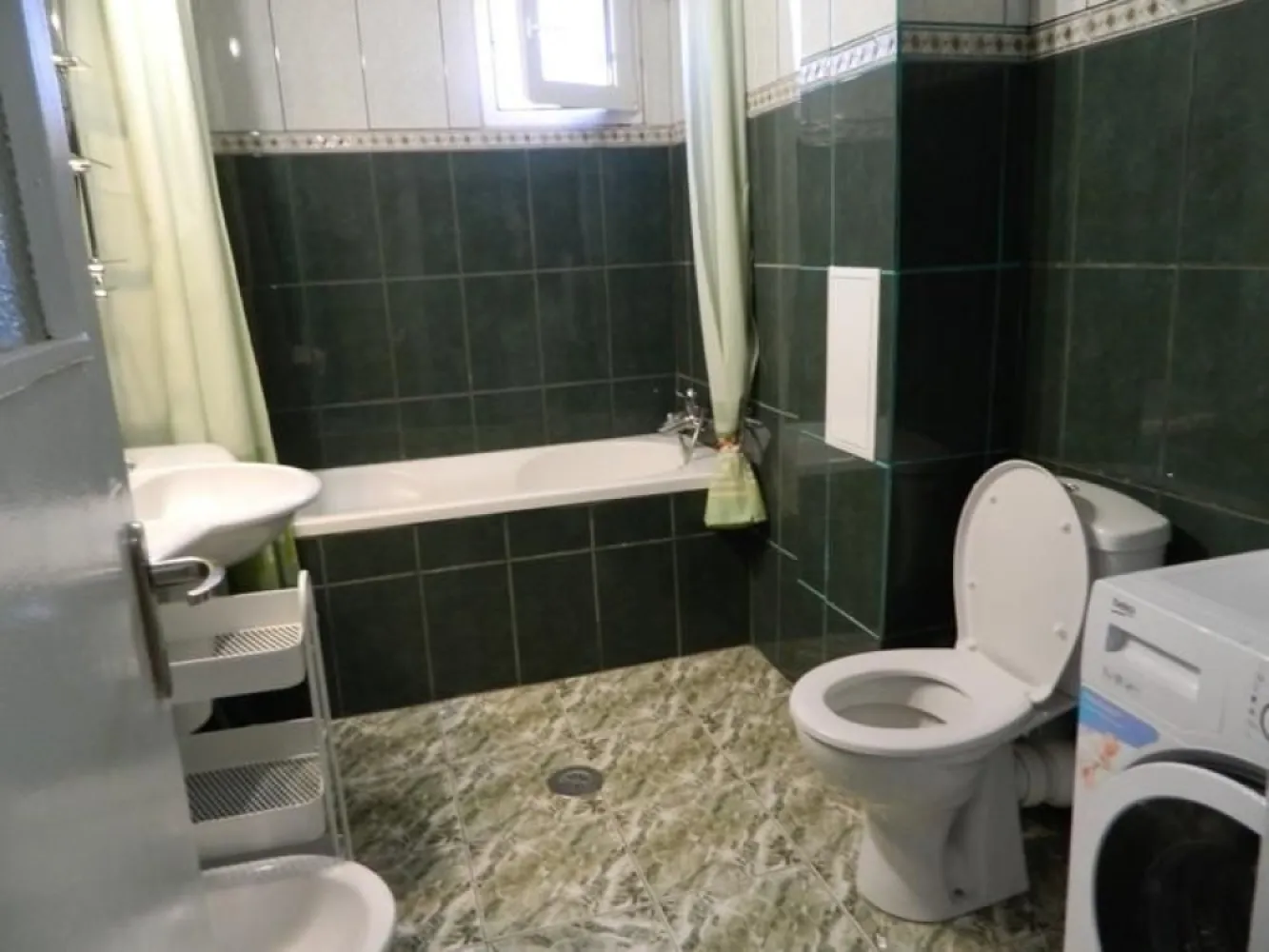 Apartament lux, zona Piata Victoriei, 4 camere , 2 bai, centrala termica terasa