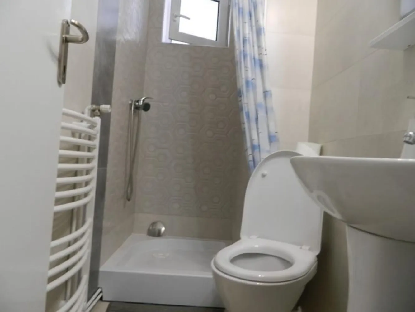 Apartament lux, zona Piata Victoriei, 4 camere , 2 bai, centrala termica terasa