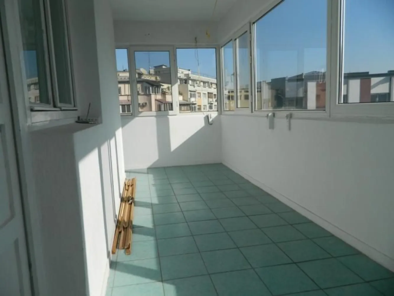 Apartament lux, zona Piata Victoriei, 4 camere , 2 bai, centrala termica terasa