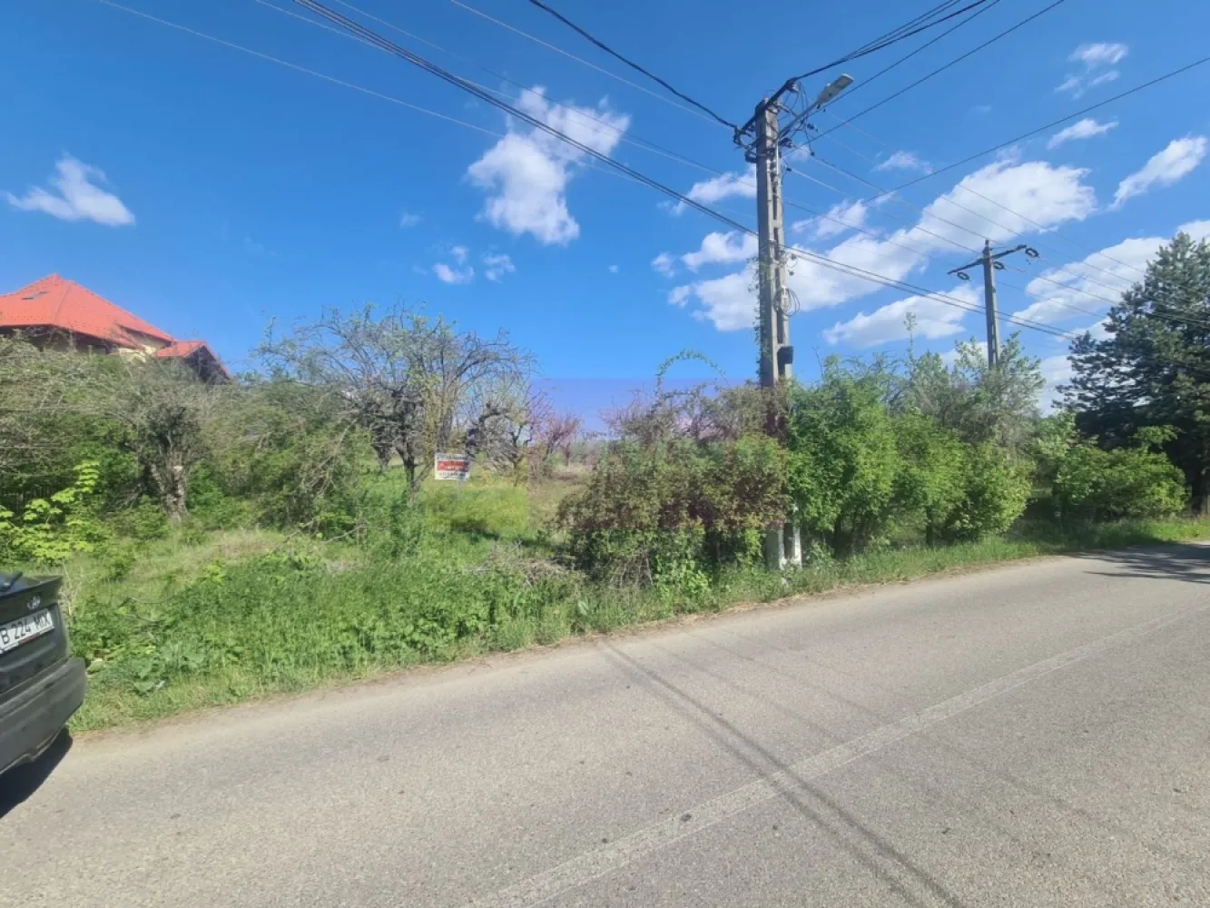 Teren de vanzare in Campina in zona retrasa - Agentia imobiliara Mervani va prezinta teren intravilan de vanzare, situat in zona semicentrala a Municipiului Campina, in cartierul Voila.

Terenul are o suprafata de 2500 mp, cu o mica inclinatie.

Propietatea beneficiaza de doua fronturi stradale (avand deschidere la doua drumuri) de 14.66 ml, respectiv de 14.48 ml si exista posibilitatea dezmembrarii in doua loturi de noul cumoparator.

Terenul are o priveliste deosebita.

Utilitati la limita de hotar:
- Apa
- Canalizare
- Curent
- Gaz
- Internet si CATV

Drum asfaltat
Zona specifica imobilelor de vacanta.
