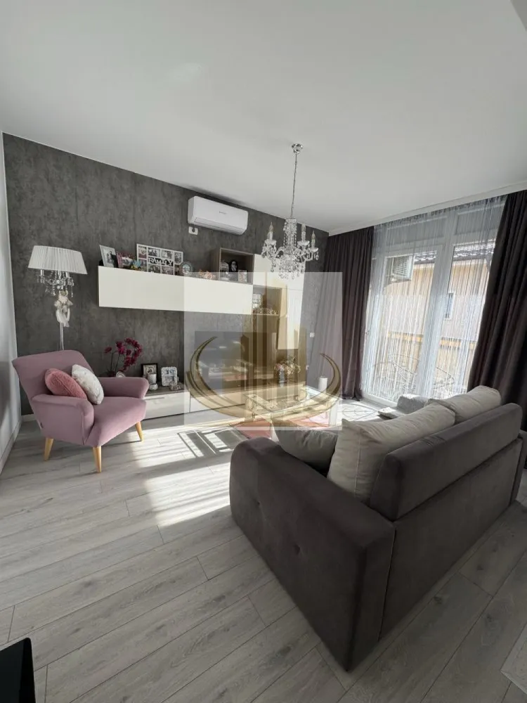 Apartament modern 2 camere, complet mobilat zona IKEA - Grand Mobilis Imobiliare vă propune spre vânzare un apartament cu 2 camere, spațios și luminos, situat într-o zonă foarte bine poziționată din Dumbrăvița, cu acces facil către Timișoara și principalele artere.

Proprietatea are o suprafață utilă de 48 mp și este amplasată la etajul 2, fiind ideală atât pentru locuit, cât și pentru investiție.

Compartimentare:

Living generos open-space cu bucătărie
Dormitor spațios
Baie
Balcon

Apartamentul se remarcă prin finisajele moderne alese cu bun gust și prin atenția la detalii, oferind un ambient plăcut și confortabil.

Se vinde complet mobilat și utilat, exact ca în fotografii, fiind pregătit pentru mutare imediată. De asemenea, proprietatea a fost foarte puțin locuită.

Dotări și beneficii:

Aer condiționat
Centrală termică proprie
Geamuri termopan
Rulouri exterioare
Bucătărie complet echipată (cuptor, plită, frigider, mașină de spălat)
Incalzire in pardoseală 
Tapet decorativ, perdele și draperii elegante
Acces la pod, ideal pentru depozitare
Loc de parcare inclus în preț, înscris în CF

Localizarea este un mare avantaj, într-o zonă foarte căutată, unde regăsim în imediata apropiere mijloace de transport în comun, restaurante, cafenele și alte puncte de interes, oferind totodată acces rapid către oraș și arterele principale.

Preț: 118.000 €

Această proprietate reprezintă o alegere excelentă pentru un cuplu sau o persoană singură, dar și pentru investiție, datorită poziționării și cererii ridicate din zonă.

Pentru mai multe detalii sau programarea unei vizionări, echipa Grand Mobilis Imobiliare vă stă la dispoziție.
ID Inter: CP3024387