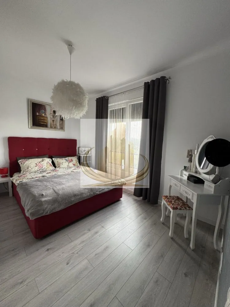 Apartament modern 2 camere, complet mobilat zona IKEA - Grand Mobilis Imobiliare vă propune spre vânzare un apartament cu 2 camere, spațios și luminos, situat într-o zonă foarte bine poziționată din Dumbrăvița, cu acces facil către Timișoara și principalele artere.

Proprietatea are o suprafață utilă de 48 mp și este amplasată la etajul 2, fiind ideală atât pentru locuit, cât și pentru investiție.

Compartimentare:

Living generos open-space cu bucătărie
Dormitor spațios
Baie
Balcon

Apartamentul se remarcă prin finisajele moderne alese cu bun gust și prin atenția la detalii, oferind un ambient plăcut și confortabil.

Se vinde complet mobilat și utilat, exact ca în fotografii, fiind pregătit pentru mutare imediată. De asemenea, proprietatea a fost foarte puțin locuită.

Dotări și beneficii:

Aer condiționat
Centrală termică proprie
Geamuri termopan
Rulouri exterioare
Bucătărie complet echipată (cuptor, plită, frigider, mașină de spălat)
Incalzire in pardoseală 
Tapet decorativ, perdele și draperii elegante
Acces la pod, ideal pentru depozitare
Loc de parcare inclus în preț, înscris în CF

Localizarea este un mare avantaj, într-o zonă foarte căutată, unde regăsim în imediata apropiere mijloace de transport în comun, restaurante, cafenele și alte puncte de interes, oferind totodată acces rapid către oraș și arterele principale.

Preț: 118.000 €

Această proprietate reprezintă o alegere excelentă pentru un cuplu sau o persoană singură, dar și pentru investiție, datorită poziționării și cererii ridicate din zonă.

Pentru mai multe detalii sau programarea unei vizionări, echipa Grand Mobilis Imobiliare vă stă la dispoziție.
ID Inter: CP3024387