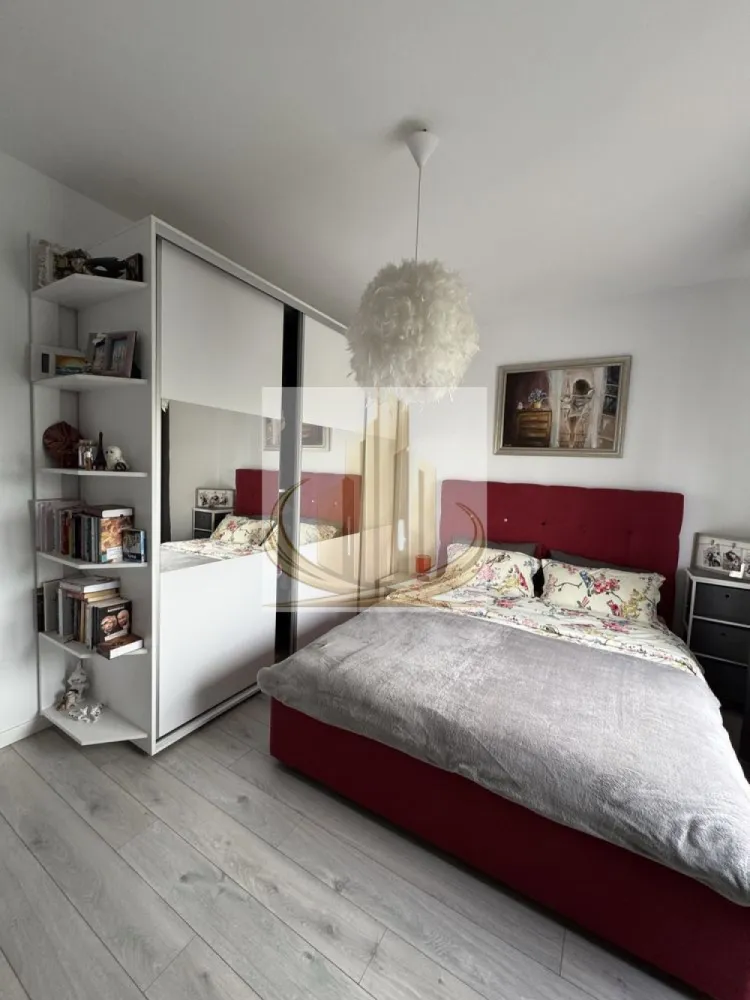 Apartament modern 2 camere, complet mobilat zona IKEA - Grand Mobilis Imobiliare vă propune spre vânzare un apartament cu 2 camere, spațios și luminos, situat într-o zonă foarte bine poziționată din Dumbrăvița, cu acces facil către Timișoara și principalele artere.

Proprietatea are o suprafață utilă de 48 mp și este amplasată la etajul 2, fiind ideală atât pentru locuit, cât și pentru investiție.

Compartimentare:

Living generos open-space cu bucătărie
Dormitor spațios
Baie
Balcon

Apartamentul se remarcă prin finisajele moderne alese cu bun gust și prin atenția la detalii, oferind un ambient plăcut și confortabil.

Se vinde complet mobilat și utilat, exact ca în fotografii, fiind pregătit pentru mutare imediată. De asemenea, proprietatea a fost foarte puțin locuită.

Dotări și beneficii:

Aer condiționat
Centrală termică proprie
Geamuri termopan
Rulouri exterioare
Bucătărie complet echipată (cuptor, plită, frigider, mașină de spălat)
Incalzire in pardoseală 
Tapet decorativ, perdele și draperii elegante
Acces la pod, ideal pentru depozitare
Loc de parcare inclus în preț, înscris în CF

Localizarea este un mare avantaj, într-o zonă foarte căutată, unde regăsim în imediata apropiere mijloace de transport în comun, restaurante, cafenele și alte puncte de interes, oferind totodată acces rapid către oraș și arterele principale.

Preț: 118.000 €

Această proprietate reprezintă o alegere excelentă pentru un cuplu sau o persoană singură, dar și pentru investiție, datorită poziționării și cererii ridicate din zonă.

Pentru mai multe detalii sau programarea unei vizionări, echipa Grand Mobilis Imobiliare vă stă la dispoziție.
ID Inter: CP3024387