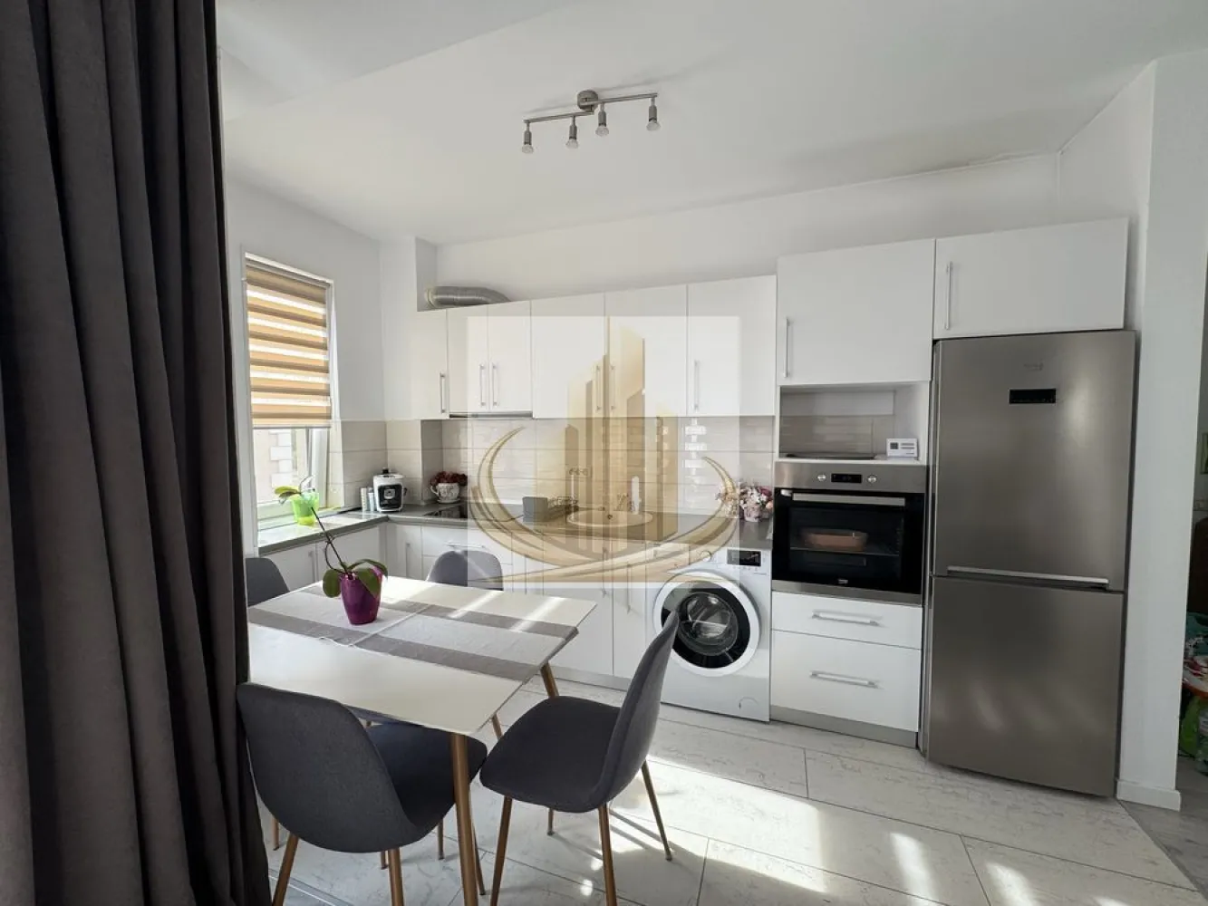Apartament modern 2 camere, complet mobilat zona IKEA - Grand Mobilis Imobiliare vă propune spre vânzare un apartament cu 2 camere, spațios și luminos, situat într-o zonă foarte bine poziționată din Dumbrăvița, cu acces facil către Timișoara și principalele artere.

Proprietatea are o suprafață utilă de 48 mp și este amplasată la etajul 2, fiind ideală atât pentru locuit, cât și pentru investiție.

Compartimentare:

Living generos open-space cu bucătărie
Dormitor spațios
Baie
Balcon

Apartamentul se remarcă prin finisajele moderne alese cu bun gust și prin atenția la detalii, oferind un ambient plăcut și confortabil.

Se vinde complet mobilat și utilat, exact ca în fotografii, fiind pregătit pentru mutare imediată. De asemenea, proprietatea a fost foarte puțin locuită.

Dotări și beneficii:

Aer condiționat
Centrală termică proprie
Geamuri termopan
Rulouri exterioare
Bucătărie complet echipată (cuptor, plită, frigider, mașină de spălat)
Incalzire in pardoseală 
Tapet decorativ, perdele și draperii elegante
Acces la pod, ideal pentru depozitare
Loc de parcare inclus în preț, înscris în CF

Localizarea este un mare avantaj, într-o zonă foarte căutată, unde regăsim în imediata apropiere mijloace de transport în comun, restaurante, cafenele și alte puncte de interes, oferind totodată acces rapid către oraș și arterele principale.

Preț: 118.000 €

Această proprietate reprezintă o alegere excelentă pentru un cuplu sau o persoană singură, dar și pentru investiție, datorită poziționării și cererii ridicate din zonă.

Pentru mai multe detalii sau programarea unei vizionări, echipa Grand Mobilis Imobiliare vă stă la dispoziție.
ID Inter: CP3024387