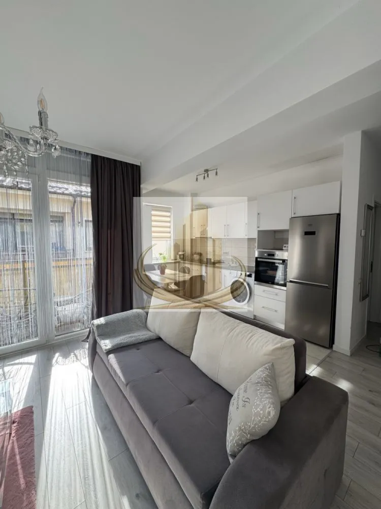 Apartament modern 2 camere, complet mobilat zona IKEA - Grand Mobilis Imobiliare vă propune spre vânzare un apartament cu 2 camere, spațios și luminos, situat într-o zonă foarte bine poziționată din Dumbrăvița, cu acces facil către Timișoara și principalele artere.

Proprietatea are o suprafață utilă de 48 mp și este amplasată la etajul 2, fiind ideală atât pentru locuit, cât și pentru investiție.

Compartimentare:

Living generos open-space cu bucătărie
Dormitor spațios
Baie
Balcon

Apartamentul se remarcă prin finisajele moderne alese cu bun gust și prin atenția la detalii, oferind un ambient plăcut și confortabil.

Se vinde complet mobilat și utilat, exact ca în fotografii, fiind pregătit pentru mutare imediată. De asemenea, proprietatea a fost foarte puțin locuită.

Dotări și beneficii:

Aer condiționat
Centrală termică proprie
Geamuri termopan
Rulouri exterioare
Bucătărie complet echipată (cuptor, plită, frigider, mașină de spălat)
Incalzire in pardoseală 
Tapet decorativ, perdele și draperii elegante
Acces la pod, ideal pentru depozitare
Loc de parcare inclus în preț, înscris în CF

Localizarea este un mare avantaj, într-o zonă foarte căutată, unde regăsim în imediata apropiere mijloace de transport în comun, restaurante, cafenele și alte puncte de interes, oferind totodată acces rapid către oraș și arterele principale.

Preț: 118.000 €

Această proprietate reprezintă o alegere excelentă pentru un cuplu sau o persoană singură, dar și pentru investiție, datorită poziționării și cererii ridicate din zonă.

Pentru mai multe detalii sau programarea unei vizionări, echipa Grand Mobilis Imobiliare vă stă la dispoziție.
ID Inter: CP3024387