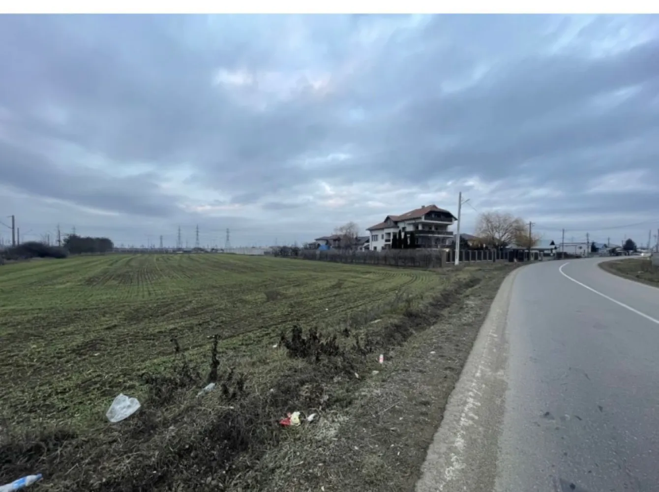 Teren industrial & comercial lângă Dedeman Roman! 📢 - DE VÂNZARE · TEREN INDUSTRIAL · 2.071 mp · Roman-Nord · 29 €/mp
Str. Libertății FN · Cordun · Neamț · Vânzare directă · Fără comision
Total 59,990 euro 

► LOCALIZARE
Zona industrială Roman-Nord, la 200 m de E85
La 250 m: Dedeman Roman, Termoplast, Petrom, magazinul Luca. 
In apropiere centura ocolitoare Roman-Vaslui. 
La 1 km: nodul A7 Roman-Nord — autostrada Moldovei, programată august 2026.

► PROPRIETATEA
→ Suprafață: 2.071 mp · dimensiuni ~27 × 56 m
→ Front stradal direct: 27 ml — singurul lot din parcelă cu deschidere la stradă
→ Acces carosabil 11 m — circulabil TIR și utilaje grele
→ CF 52624 · Str. Libertății FN · sat Cordun · com. Cordun · jud. Neamț
→ Utilități: curent · gaze · apă · canalizare · iluminat stradal
→ Intravilan · destinație construcții · POT 60% · PUZ aprobat

► DOCUMENTE
Studiu geotehnic efectuat: nivel hidrostatic neinterceptat, capacitate portantă 152,60 kPa, risc geotehnic moderat — categorie 2. 
Teren stabil, fundații directe recomandate.

► UTILIZĂRI POSIBILE
Hală producție/depozitare · showroom · service auto · sediu firmă cu depozit · centru logistic

► TRANZACȚIE
Proprietatea unei firme românești. Vânzare directă, fără comision. Preț net 29 €/mp + TVA 21% conform legii. Pentru firme plătitoare de TVA — taxare inversă.

Marius Puscasu · 0735 897 106 (telefon și WhatsApp)
