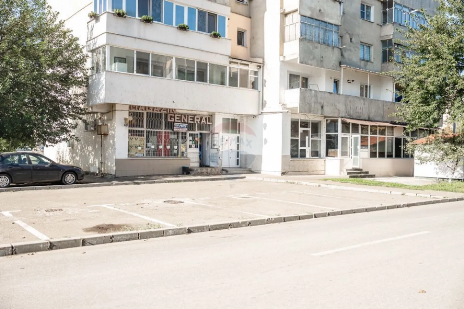Spațiu comercial 159 mp intrare Strand lângă Aqua Park - DE VÂNZARE · SPAȚIU COMERCIAL · 159 mp · Roman · 1000 €/mp
Str. Victor Hugo · Bl. 7 · Parter · Roman · Vânzare directă · Fără comision · Fără TVA

► CE SE VINDE
Spațiu comercial de 159 mp la parterul unui bloc în Roman, zona Strand, la intrarea în viitorul Aqua-Roman Park — investiție publică de 14,5 milioane € cu proiect depus și în curs de aprobare. 
Disponibil imediat. Scutit de TVA.

► PROPRIETATEA
→ Suprafață utilă: 158,25 mp · parter · 10 încăperi
→ Cotă indivizibilă teren: 31,65 mp din terenul aferent clădirii
→ Adresă: Str. Victor Hugo, bl. 7, parter · Roman · jud. Neamț
→ Cadastru și intabulare existente
→ 3 căi de acces separate
→ Curent trifazic 380V · coș de fum propriu 20 m înălțime
→ Utilități: curent · gaze · apă · canalizare · centrală termică

► DE CE ACEASTĂ LOCAȚIE
Spațiul se află exact la intrarea în zona Strand Roman — singura zonă de agrement cu dezvoltare activă din municipiu. 
Aqua-Roman Park, cu investiție estimată la 14,5 milioane €, este în procedură de aprobare. 
Odată deschis, zona devine principalul generator de trafic pietonal și turistic din Roman și împrejurimi.
Cine intră acum intră la prețul de dinainte de deschidere.

► UTILIZĂRI POSIBILE
Facilitățile tehnice — trifazic, coș de fum 20 m, 3 accese — permit aproape orice activitate:
· Restaurant sau fast-food
· Sală de evenimente sau agrement
· Showroom sau magazin specializat
· Cabinete medicale sau laboratoare
· Spațiu de producție sau atelier
· Depozit sau spațiu logistic

► TRANZACȚIE
Proprietatea unei firme românești. Vânzare directă, fără intermediar, fără comision. Construcție inainte de 2000 — scutită de TVA conform Codului Fiscal.

Puscasu Marius · 0735 897 106 (telefon și WhatsApp)