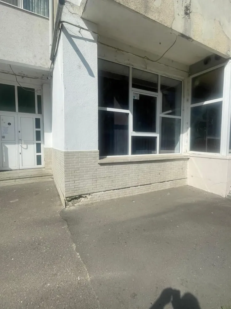 Spațiu comercial 159 mp intrare Strand lângă Aqua Park - DE VÂNZARE · SPAȚIU COMERCIAL · 159 mp · Roman · 1000 €/mp
Str. Victor Hugo · Bl. 7 · Parter · Roman · Vânzare directă · Fără comision · Fără TVA

► CE SE VINDE
Spațiu comercial de 159 mp la parterul unui bloc în Roman, zona Strand, la intrarea în viitorul Aqua-Roman Park — investiție publică de 14,5 milioane € cu proiect depus și în curs de aprobare. 
Disponibil imediat. Scutit de TVA.

► PROPRIETATEA
→ Suprafață utilă: 158,25 mp · parter · 10 încăperi
→ Cotă indivizibilă teren: 31,65 mp din terenul aferent clădirii
→ Adresă: Str. Victor Hugo, bl. 7, parter · Roman · jud. Neamț
→ Cadastru și intabulare existente
→ 3 căi de acces separate
→ Curent trifazic 380V · coș de fum propriu 20 m înălțime
→ Utilități: curent · gaze · apă · canalizare · centrală termică

► DE CE ACEASTĂ LOCAȚIE
Spațiul se află exact la intrarea în zona Strand Roman — singura zonă de agrement cu dezvoltare activă din municipiu. 
Aqua-Roman Park, cu investiție estimată la 14,5 milioane €, este în procedură de aprobare. 
Odată deschis, zona devine principalul generator de trafic pietonal și turistic din Roman și împrejurimi.
Cine intră acum intră la prețul de dinainte de deschidere.

► UTILIZĂRI POSIBILE
Facilitățile tehnice — trifazic, coș de fum 20 m, 3 accese — permit aproape orice activitate:
· Restaurant sau fast-food
· Sală de evenimente sau agrement
· Showroom sau magazin specializat
· Cabinete medicale sau laboratoare
· Spațiu de producție sau atelier
· Depozit sau spațiu logistic

► TRANZACȚIE
Proprietatea unei firme românești. Vânzare directă, fără intermediar, fără comision. Construcție inainte de 2000 — scutită de TVA conform Codului Fiscal.

Puscasu Marius · 0735 897 106 (telefon și WhatsApp)