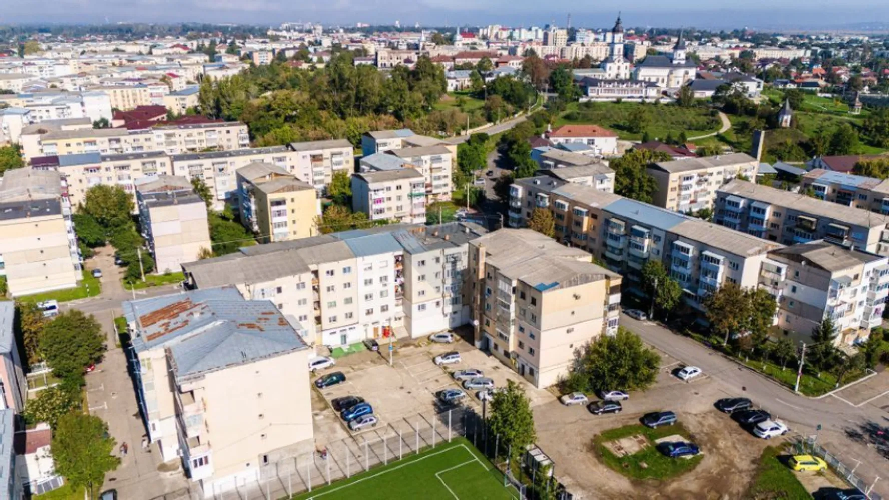 Spațiu comercial 159 mp intrare Strand lângă Aqua Park - DE VÂNZARE · SPAȚIU COMERCIAL · 159 mp · Roman · 1000 €/mp
Str. Victor Hugo · Bl. 7 · Parter · Roman · Vânzare directă · Fără comision · Fără TVA

► CE SE VINDE
Spațiu comercial de 159 mp la parterul unui bloc în Roman, zona Strand, la intrarea în viitorul Aqua-Roman Park — investiție publică de 14,5 milioane € cu proiect depus și în curs de aprobare. 
Disponibil imediat. Scutit de TVA.

► PROPRIETATEA
→ Suprafață utilă: 158,25 mp · parter · 10 încăperi
→ Cotă indivizibilă teren: 31,65 mp din terenul aferent clădirii
→ Adresă: Str. Victor Hugo, bl. 7, parter · Roman · jud. Neamț
→ Cadastru și intabulare existente
→ 3 căi de acces separate
→ Curent trifazic 380V · coș de fum propriu 20 m înălțime
→ Utilități: curent · gaze · apă · canalizare · centrală termică

► DE CE ACEASTĂ LOCAȚIE
Spațiul se află exact la intrarea în zona Strand Roman — singura zonă de agrement cu dezvoltare activă din municipiu. 
Aqua-Roman Park, cu investiție estimată la 14,5 milioane €, este în procedură de aprobare. 
Odată deschis, zona devine principalul generator de trafic pietonal și turistic din Roman și împrejurimi.
Cine intră acum intră la prețul de dinainte de deschidere.

► UTILIZĂRI POSIBILE
Facilitățile tehnice — trifazic, coș de fum 20 m, 3 accese — permit aproape orice activitate:
· Restaurant sau fast-food
· Sală de evenimente sau agrement
· Showroom sau magazin specializat
· Cabinete medicale sau laboratoare
· Spațiu de producție sau atelier
· Depozit sau spațiu logistic

► TRANZACȚIE
Proprietatea unei firme românești. Vânzare directă, fără intermediar, fără comision. Construcție inainte de 2000 — scutită de TVA conform Codului Fiscal.

Puscasu Marius · 0735 897 106 (telefon și WhatsApp)