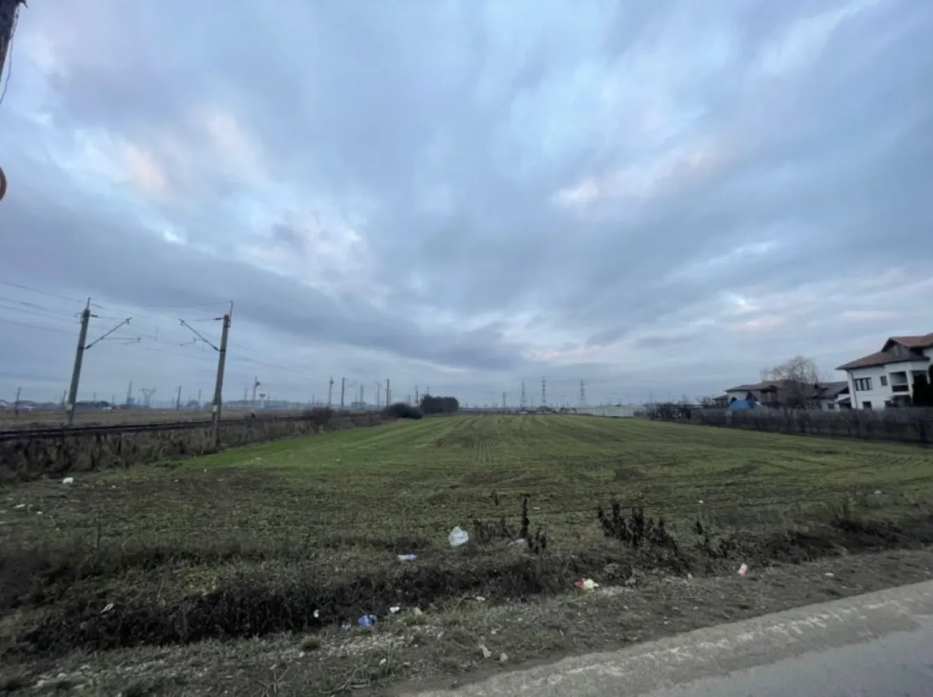 Teren industrial & comercial lângă Dedeman Roman! 📢 - DE VÂNZARE · TEREN INDUSTRIAL · 2.930 mp · Roman-Nord · 30 €/mp
Str. Libertății FN · Cordun · Neamț · Vânzare directă · Fără comision
Preț: 27 €/mp · Total 78,900 €

► LOCALIZARE
Zona industrială Roman-Nord, la 250 m de E85. 
Gard comun cu Dedeman Roman — trafic auto și pietonal intens, 7 zile din 7. 
La 300 m: Termoplast, Petrom, magazinul Luca. 
La 500 m centura ocolitoare Roman-Vaslui. 
La 1 km: nodul A7 Roman-Nord — autostrada Moldovei, deschidere programată august 2026.

► PROPRIETATEA
→ Suprafață: 2.930 mp · dimensiuni ~50 × 58 m
→ Din care: 2.671,96 mp lot propriu (NC 55232) + 258 mp cotă indivizibilă din calea de acces
→ Acces: cale de servitute comună · lățime 7–11,73 m · circulabil TIR și utilaje grele
→ Localizare: Str. Libertății FN · sat Cordun · com. Cordun · jud. Neamț · NC 55235
→ Utilități: curent · gaze · apă · canalizare · iluminat stradal
→ Intravilan · destinație construcții · POT 60% · PUZ aprobat

► DOCUMENTE
Studiu geotehnic efectuat: nivel hidrostatic neinterceptat, capacitate portantă 152,60 kPa, risc geotehnic moderat — categorie 2. 
Teren stabil, fundații directe recomandate.

► UTILIZĂRI POSIBILE
Hală producție/depozitare · showroom · service auto · sediu firmă cu depozit · centru logistic. Cu POT 60% poți construi pe până la 1.758 mp la sol.

► TRANZACȚIE
Proprietatea unei firme românești. Vânzare directă, fără comision. Preț net 27 €/mp. Pentru firme plătitoare de TVA — taxare inversă.

Marius Puscasu · 0735 897 106 (telefon și WhatsApp)