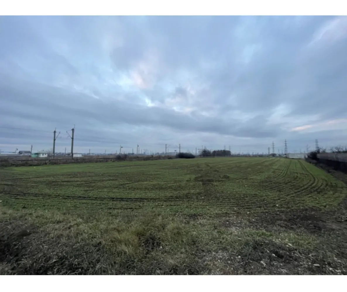 Teren industrial & comercial lângă Dedeman Roman! 📢 - DE VÂNZARE · TEREN INDUSTRIAL · 2.930 mp · Roman-Nord · 30 €/mp
Str. Libertății FN · Cordun · Neamț · Vânzare directă · Fără comision
Preț: 27 €/mp · Total 78,900 €

► LOCALIZARE
Zona industrială Roman-Nord, la 250 m de E85. 
Gard comun cu Dedeman Roman — trafic auto și pietonal intens, 7 zile din 7. 
La 300 m: Termoplast, Petrom, magazinul Luca. 
La 500 m centura ocolitoare Roman-Vaslui. 
La 1 km: nodul A7 Roman-Nord — autostrada Moldovei, deschidere programată august 2026.

► PROPRIETATEA
→ Suprafață: 2.930 mp · dimensiuni ~50 × 58 m
→ Din care: 2.671,96 mp lot propriu (NC 55232) + 258 mp cotă indivizibilă din calea de acces
→ Acces: cale de servitute comună · lățime 7–11,73 m · circulabil TIR și utilaje grele
→ Localizare: Str. Libertății FN · sat Cordun · com. Cordun · jud. Neamț · NC 55235
→ Utilități: curent · gaze · apă · canalizare · iluminat stradal
→ Intravilan · destinație construcții · POT 60% · PUZ aprobat

► DOCUMENTE
Studiu geotehnic efectuat: nivel hidrostatic neinterceptat, capacitate portantă 152,60 kPa, risc geotehnic moderat — categorie 2. 
Teren stabil, fundații directe recomandate.

► UTILIZĂRI POSIBILE
Hală producție/depozitare · showroom · service auto · sediu firmă cu depozit · centru logistic. Cu POT 60% poți construi pe până la 1.758 mp la sol.

► TRANZACȚIE
Proprietatea unei firme românești. Vânzare directă, fără comision. Preț net 27 €/mp. Pentru firme plătitoare de TVA — taxare inversă.

Marius Puscasu · 0735 897 106 (telefon și WhatsApp)