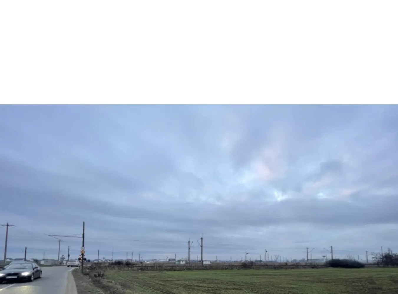 Teren industrial & comercial lângă Dedeman Roman! 📢 - DE VÂNZARE · TEREN INDUSTRIAL · 2.930 mp · Roman-Nord · 30 €/mp
Str. Libertății FN · Cordun · Neamț · Vânzare directă · Fără comision
Preț: 27 €/mp · Total 78,900 €

► LOCALIZARE
Zona industrială Roman-Nord, la 250 m de E85. 
Gard comun cu Dedeman Roman — trafic auto și pietonal intens, 7 zile din 7. 
La 300 m: Termoplast, Petrom, magazinul Luca. 
La 500 m centura ocolitoare Roman-Vaslui. 
La 1 km: nodul A7 Roman-Nord — autostrada Moldovei, deschidere programată august 2026.

► PROPRIETATEA
→ Suprafață: 2.930 mp · dimensiuni ~50 × 58 m
→ Din care: 2.671,96 mp lot propriu (NC 55232) + 258 mp cotă indivizibilă din calea de acces
→ Acces: cale de servitute comună · lățime 7–11,73 m · circulabil TIR și utilaje grele
→ Localizare: Str. Libertății FN · sat Cordun · com. Cordun · jud. Neamț · NC 55235
→ Utilități: curent · gaze · apă · canalizare · iluminat stradal
→ Intravilan · destinație construcții · POT 60% · PUZ aprobat

► DOCUMENTE
Studiu geotehnic efectuat: nivel hidrostatic neinterceptat, capacitate portantă 152,60 kPa, risc geotehnic moderat — categorie 2. 
Teren stabil, fundații directe recomandate.

► UTILIZĂRI POSIBILE
Hală producție/depozitare · showroom · service auto · sediu firmă cu depozit · centru logistic. Cu POT 60% poți construi pe până la 1.758 mp la sol.

► TRANZACȚIE
Proprietatea unei firme românești. Vânzare directă, fără comision. Preț net 27 €/mp. Pentru firme plătitoare de TVA — taxare inversă.

Marius Puscasu · 0735 897 106 (telefon și WhatsApp)