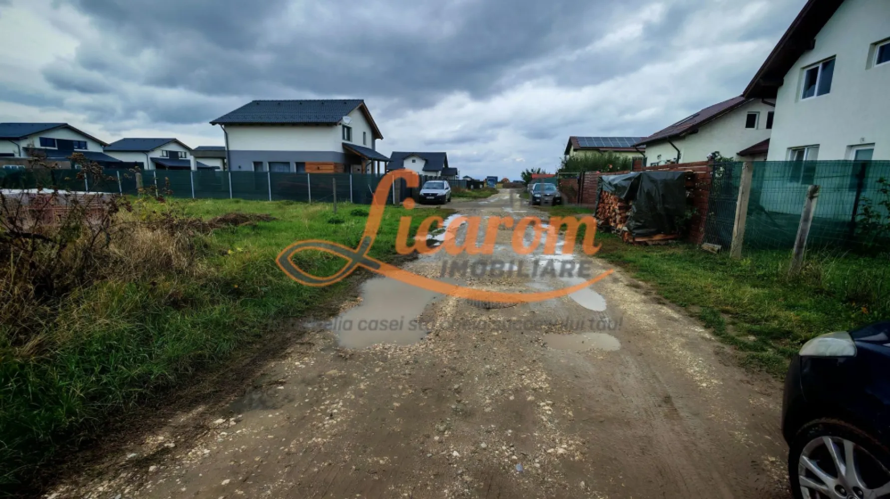 Teren intravilan 500 mp localitatea Cristian Brasov pret 58000 euro - Agentia Licarom Imobiliare propune spre vanzare o parcela de teren intravilan in suprafata de 500 mp in localitatea Cristian . Terenul este plan, si are forma de dreptunghi avand urmatoarele dimensiuni : Front stradal 22 ml x25 ml . 
La marginea terenului avem urmatoarele utilitati : curent , apa, canal iar la aprox 50 m este reteaua de gaz. 
Pretul este de 58000 euro .
Pentru mai multe detalii,nu ezitati sa ne contactati la telefon 0741059397 Consultant imobiliar Calin; 0723985424 Consultant imobiliar Liliana.