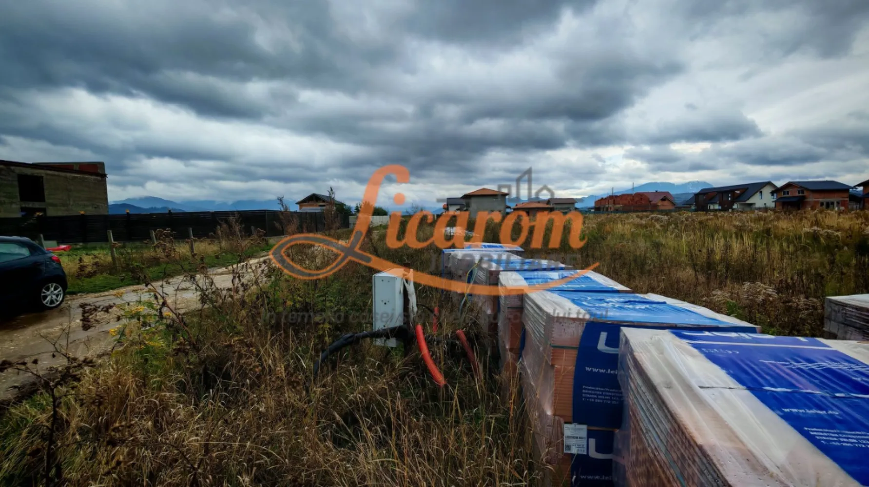 Teren intravilan 500 mp localitatea Cristian Brasov pret 58000 euro - Agentia Licarom Imobiliare propune spre vanzare o parcela de teren intravilan in suprafata de 500 mp in localitatea Cristian . Terenul este plan, si are forma de dreptunghi avand urmatoarele dimensiuni : Front stradal 22 ml x25 ml . 
La marginea terenului avem urmatoarele utilitati : curent , apa, canal iar la aprox 50 m este reteaua de gaz. 
Pretul este de 58000 euro .
Pentru mai multe detalii,nu ezitati sa ne contactati la telefon 0741059397 Consultant imobiliar Calin; 0723985424 Consultant imobiliar Liliana.