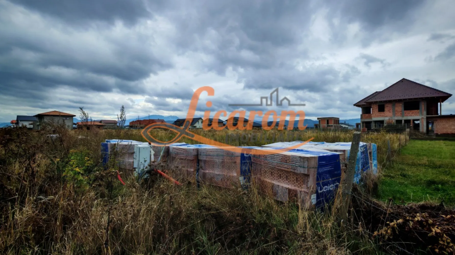 Teren intravilan 500 mp localitatea Cristian Brasov pret 58000 euro - Agentia Licarom Imobiliare propune spre vanzare o parcela de teren intravilan in suprafata de 500 mp in localitatea Cristian . Terenul este plan, si are forma de dreptunghi avand urmatoarele dimensiuni : Front stradal 22 ml x25 ml . 
La marginea terenului avem urmatoarele utilitati : curent , apa, canal iar la aprox 50 m este reteaua de gaz. 
Pretul este de 58000 euro .
Pentru mai multe detalii,nu ezitati sa ne contactati la telefon 0741059397 Consultant imobiliar Calin; 0723985424 Consultant imobiliar Liliana.