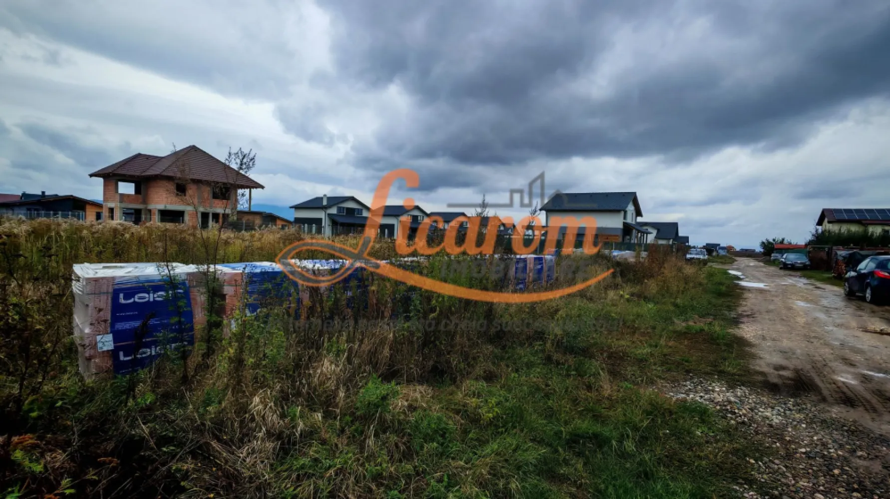 Teren intravilan 500 mp localitatea Cristian Brasov pret 58000 euro - Agentia Licarom Imobiliare propune spre vanzare o parcela de teren intravilan in suprafata de 500 mp in localitatea Cristian . Terenul este plan, si are forma de dreptunghi avand urmatoarele dimensiuni : Front stradal 22 ml x25 ml . 
La marginea terenului avem urmatoarele utilitati : curent , apa, canal iar la aprox 50 m este reteaua de gaz. 
Pretul este de 58000 euro .
Pentru mai multe detalii,nu ezitati sa ne contactati la telefon 0741059397 Consultant imobiliar Calin; 0723985424 Consultant imobiliar Liliana.