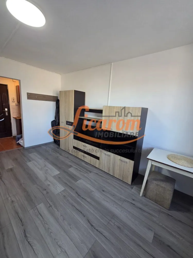 Garsoniera 22 mp,transformata din camera de camin,recent renovata. - Licarom imobiliare propune spre vanzare o garsoniera in zona Blumana,apropiere de Coca Cola,situata la etajul 1 al unui bloc de 4 etaje.
Garsoniera a fost recent renovata si este amenajata cu gresie,faianta,vopsea lavabila,usa metalica la intrare si usa din PVC la baie.
Incalzirea se face cu centrala termica de palier,este o garsoniera foarte calduroasa , intr-un bloc linistit, fiind foarte insorita are costuri de intretinere mici ( 100 lei vara si aprox 200 lei iarna, in functie de consumul de apa).

Blocul este termoizolat la exterior si a fost initial un bloc de camere de camin care ulterior a fost transformat in garsoniere.
Garsoniera va fi dotata partial cu mobilier si va fi utilata cu frgider,aragaz si masina de spalat rufe.Garsoniera este situata in nordul Brasovului, la cateva sute de metri de Paradisul Acvatic si la aprox. 3 km de Centrul Vechi (Livada Poștei). In zona se afla multe magazine, inclusiv Kaufland, la cateva minute de mers pe jos. Se poate ajunge facil pe jos (aprx. 15 min / 1km) si la Auchan (in Coresi Shopping Resort) si Lidl.
Pretul este 39500 euro negociabil.
Pentru mai multe detalii sau pentru a programa o vizionare, nu ezitati sa ne contactati la 0723985424 Consultant imobiliar Liliana.