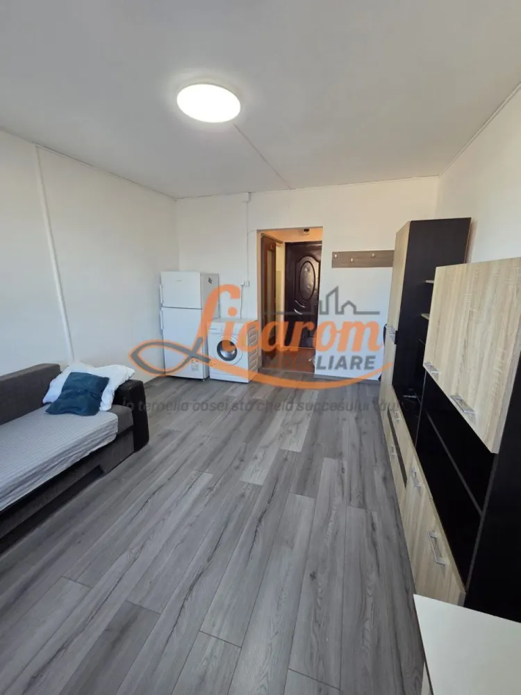 Garsoniera 22 mp,transformata din camera de camin,recent renovata. - Licarom imobiliare propune spre vanzare o garsoniera in zona Blumana,apropiere de Coca Cola,situata la etajul 1 al unui bloc de 4 etaje.
Garsoniera a fost recent renovata si este amenajata cu gresie,faianta,vopsea lavabila,usa metalica la intrare si usa din PVC la baie.
Incalzirea se face cu centrala termica de palier,este o garsoniera foarte calduroasa , intr-un bloc linistit, fiind foarte insorita are costuri de intretinere mici ( 100 lei vara si aprox 200 lei iarna, in functie de consumul de apa).

Blocul este termoizolat la exterior si a fost initial un bloc de camere de camin care ulterior a fost transformat in garsoniere.
Garsoniera va fi dotata partial cu mobilier si va fi utilata cu frgider,aragaz si masina de spalat rufe.Garsoniera este situata in nordul Brasovului, la cateva sute de metri de Paradisul Acvatic si la aprox. 3 km de Centrul Vechi (Livada Poștei). In zona se afla multe magazine, inclusiv Kaufland, la cateva minute de mers pe jos. Se poate ajunge facil pe jos (aprx. 15 min / 1km) si la Auchan (in Coresi Shopping Resort) si Lidl.
Pretul este 39500 euro negociabil.
Pentru mai multe detalii sau pentru a programa o vizionare, nu ezitati sa ne contactati la 0723985424 Consultant imobiliar Liliana.