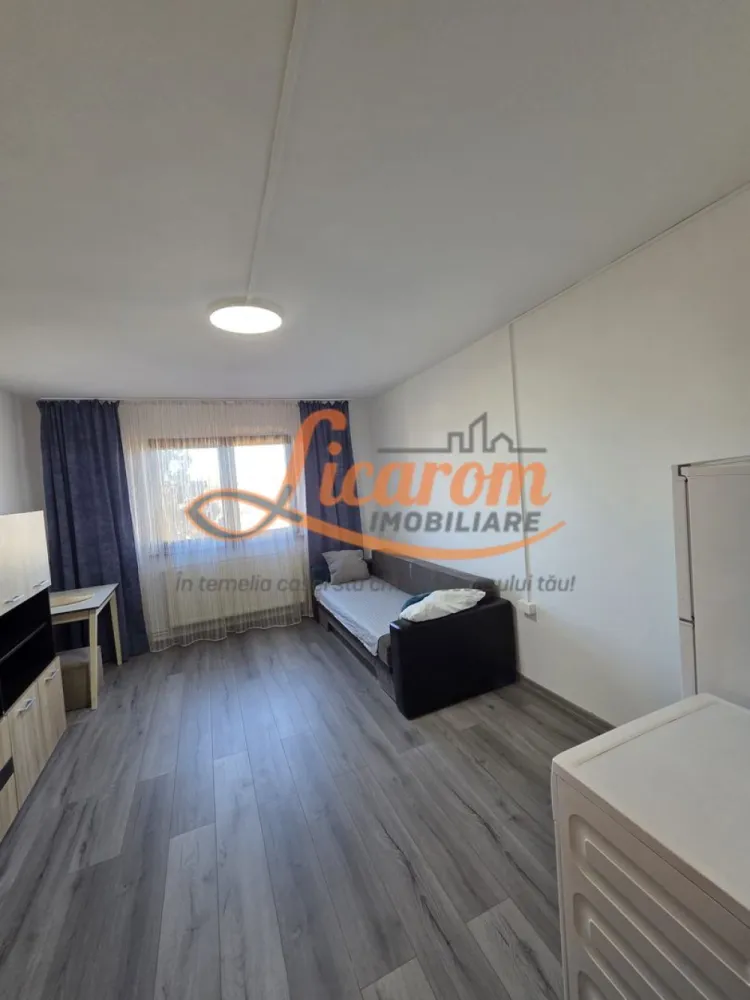 Garsoniera 22 mp,transformata din camera de camin,recent renovata. - Licarom imobiliare propune spre vanzare o garsoniera in zona Blumana,apropiere de Coca Cola,situata la etajul 1 al unui bloc de 4 etaje.
Garsoniera a fost recent renovata si este amenajata cu gresie,faianta,vopsea lavabila,usa metalica la intrare si usa din PVC la baie.
Incalzirea se face cu centrala termica de palier,este o garsoniera foarte calduroasa , intr-un bloc linistit, fiind foarte insorita are costuri de intretinere mici ( 100 lei vara si aprox 200 lei iarna, in functie de consumul de apa).

Blocul este termoizolat la exterior si a fost initial un bloc de camere de camin care ulterior a fost transformat in garsoniere.
Garsoniera va fi dotata partial cu mobilier si va fi utilata cu frgider,aragaz si masina de spalat rufe.Garsoniera este situata in nordul Brasovului, la cateva sute de metri de Paradisul Acvatic si la aprox. 3 km de Centrul Vechi (Livada Poștei). In zona se afla multe magazine, inclusiv Kaufland, la cateva minute de mers pe jos. Se poate ajunge facil pe jos (aprx. 15 min / 1km) si la Auchan (in Coresi Shopping Resort) si Lidl.
Pretul este 39500 euro negociabil.
Pentru mai multe detalii sau pentru a programa o vizionare, nu ezitati sa ne contactati la 0723985424 Consultant imobiliar Liliana.
