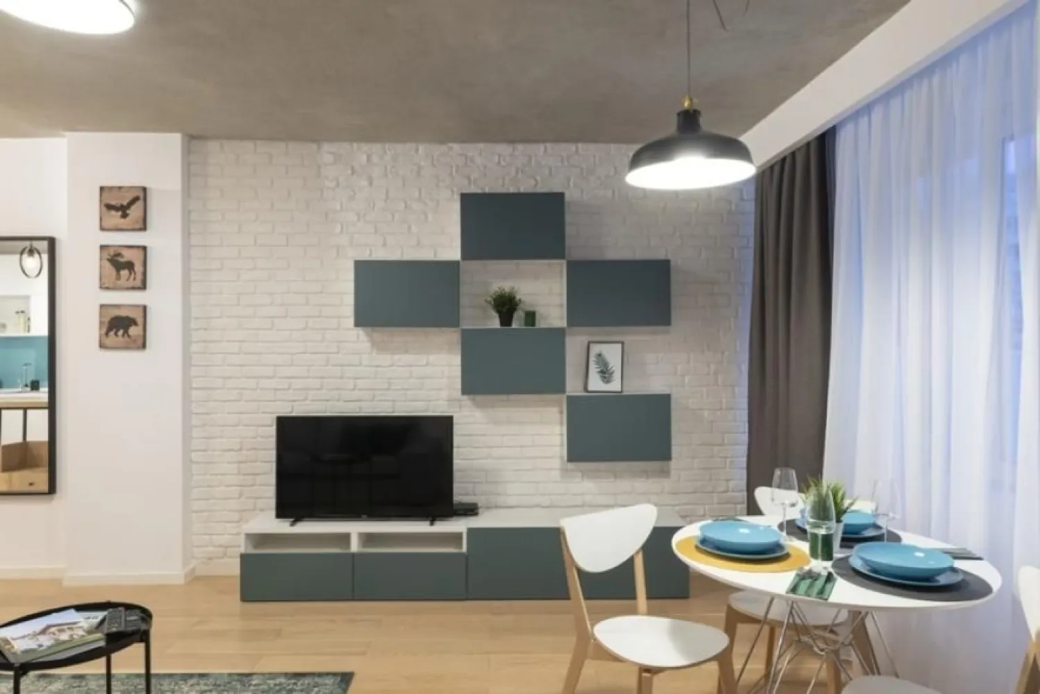 Apartament 3 camere, Sala Palatului, Blocul turn, etaj1 - Inchiriere apartament 3 camere ultracentral
Living deschis cu bucatarie inclusa, a treia cu acces din dormitorul principal. Ideal birou, dressing, camera copil
Pozitie: in blocul turn, Sala Palatului
Design contemporan, complet mobilat si dotat (masina spalat rufe, masina spalat vase, frigider, aragaz, cuptor, microunde, cafetiera etc)
Disponibil imediat . Se inchiriaza complet mobilat si utilat.
Va stam la dispozitie pentru informatii suplimentare sau pentru programarea unei vizionari.
Comisionul agentiei este de 50% din prima prima luna, iar perioada minima a inchirierii este de 12 luni.

Cu deosebita consideratie, 
Arbore Real Estate