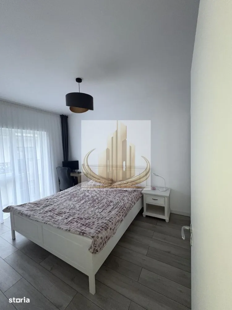 Apartament 2 camere | et 2| Mobilat, utilat | Dumbravita - Grand Mobilis Imobiliare vă propune spre vânzare un apartament modern cu 2 camere, situat într-o zonă liniștită și în plină dezvoltare din Dumbrăvița, ideal pentru tineri profesioniști, cupluri sau familii mici.

Caracteristici principale:

Suprafață utilă: 51,2 mp
Suprafață totală: 58,9 mp
Balcon generos: 7,7 mp
2 locuri de parcare incluse
An construcție: 2020
Etaj: 2 din 2 (fără vecini deasupra)
Încălzire în pardoseală cu centrală proprie + aer condiționat
Se vinde complet mobilat și utilat

Compartimentare:

Living spațios (16,9 mp) cu acces la balcon
Bucătărie open space (cu posibilitate de închidere)
Dormitor (12,8 mp) cu dulap încorporat
Baie (5,5 mp) cu cadă și mașină de spălat
Hol + vestibul
Balcon generos, ideal pentru relaxare

Deși livingul este open space, compartimentarea actuală permite cu ușurință închiderea bucătăriei, oferind flexibilitate în funcție de preferințele viitorului proprietar.

Finisaje și dotări:

Parchet laminat de calitate superioară
Gresie și faianță moderne
Tâmplărie PVC cu geam termopan
Uși interioare moderne
Corpuri de iluminat moderne
Draperii și perdele de calitate
Instalații electrice și sanitare noi

Localizare și avantaje:
Proprietatea este situată într-o zonă foarte bine conectată, cu acces rapid către Timișoara și principalele artere. În apropiere regăsim magazine, farmacii, parc, instituții publice, mijloace de transport în comun, precum și școli și grădinițe în dezvoltare.

Avantaje suplimentare:

2 locuri de parcare incluse – un beneficiu rar în zonă
Balcon peste media pieței, ideal pentru relaxare
Etaj final – mai multă liniște și intimitate
Construcție relativ nouă – standarde moderne
Mobilat și utilat complet – mutare imediată
Zonă în dezvoltare – potențial excelent de apreciere

Preț: 120.000 € (negociabil)
Disponibil imediat.

Această proprietate este ideală atât pentru locuință personală, cât și pentru investiție, datorită randamentului ridicat de închiriere din zonă și cererii constante.

Pentru mai multe detalii sau programarea unei vizionări, echipa Grand Mobilis Imobiliare vă stă la dispoziție.
ID Intern: CP3024465