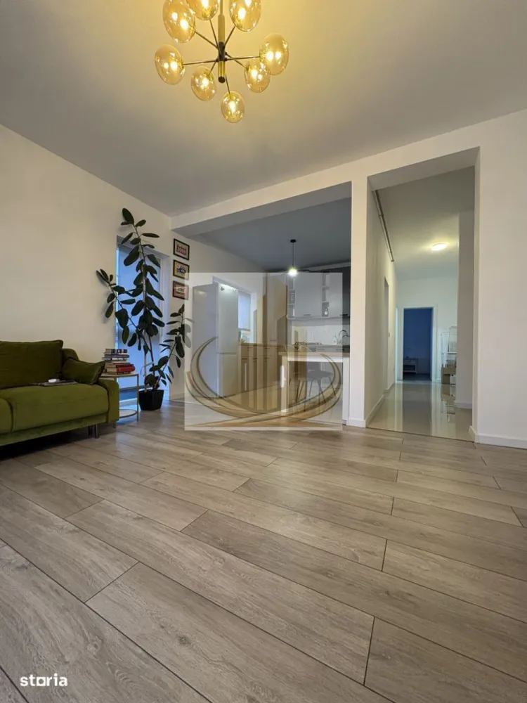 Apartament 2 camere | et 2| Mobilat, utilat | Dumbravita - Grand Mobilis Imobiliare vă propune spre vânzare un apartament modern cu 2 camere, situat într-o zonă liniștită și în plină dezvoltare din Dumbrăvița, ideal pentru tineri profesioniști, cupluri sau familii mici.

Caracteristici principale:

Suprafață utilă: 51,2 mp
Suprafață totală: 58,9 mp
Balcon generos: 7,7 mp
2 locuri de parcare incluse
An construcție: 2020
Etaj: 2 din 2 (fără vecini deasupra)
Încălzire în pardoseală cu centrală proprie + aer condiționat
Se vinde complet mobilat și utilat

Compartimentare:

Living spațios (16,9 mp) cu acces la balcon
Bucătărie open space (cu posibilitate de închidere)
Dormitor (12,8 mp) cu dulap încorporat
Baie (5,5 mp) cu cadă și mașină de spălat
Hol + vestibul
Balcon generos, ideal pentru relaxare

Deși livingul este open space, compartimentarea actuală permite cu ușurință închiderea bucătăriei, oferind flexibilitate în funcție de preferințele viitorului proprietar.

Finisaje și dotări:

Parchet laminat de calitate superioară
Gresie și faianță moderne
Tâmplărie PVC cu geam termopan
Uși interioare moderne
Corpuri de iluminat moderne
Draperii și perdele de calitate
Instalații electrice și sanitare noi

Localizare și avantaje:
Proprietatea este situată într-o zonă foarte bine conectată, cu acces rapid către Timișoara și principalele artere. În apropiere regăsim magazine, farmacii, parc, instituții publice, mijloace de transport în comun, precum și școli și grădinițe în dezvoltare.

Avantaje suplimentare:

2 locuri de parcare incluse – un beneficiu rar în zonă
Balcon peste media pieței, ideal pentru relaxare
Etaj final – mai multă liniște și intimitate
Construcție relativ nouă – standarde moderne
Mobilat și utilat complet – mutare imediată
Zonă în dezvoltare – potențial excelent de apreciere

Preț: 120.000 € (negociabil)
Disponibil imediat.

Această proprietate este ideală atât pentru locuință personală, cât și pentru investiție, datorită randamentului ridicat de închiriere din zonă și cererii constante.

Pentru mai multe detalii sau programarea unei vizionări, echipa Grand Mobilis Imobiliare vă stă la dispoziție.
ID Intern: CP3024465