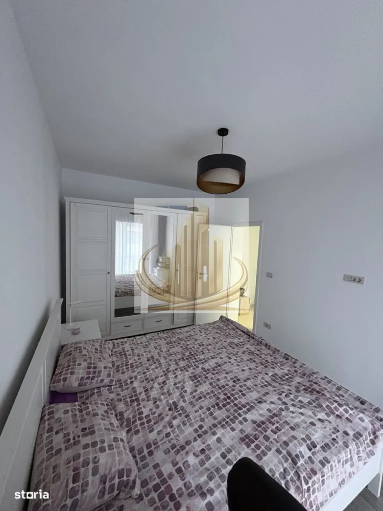 Apartament 2 camere | et 2| Mobilat, utilat | Dumbravita - Grand Mobilis Imobiliare vă propune spre vânzare un apartament modern cu 2 camere, situat într-o zonă liniștită și în plină dezvoltare din Dumbrăvița, ideal pentru tineri profesioniști, cupluri sau familii mici.

Caracteristici principale:

Suprafață utilă: 51,2 mp
Suprafață totală: 58,9 mp
Balcon generos: 7,7 mp
2 locuri de parcare incluse
An construcție: 2020
Etaj: 2 din 2 (fără vecini deasupra)
Încălzire în pardoseală cu centrală proprie + aer condiționat
Se vinde complet mobilat și utilat

Compartimentare:

Living spațios (16,9 mp) cu acces la balcon
Bucătărie open space (cu posibilitate de închidere)
Dormitor (12,8 mp) cu dulap încorporat
Baie (5,5 mp) cu cadă și mașină de spălat
Hol + vestibul
Balcon generos, ideal pentru relaxare

Deși livingul este open space, compartimentarea actuală permite cu ușurință închiderea bucătăriei, oferind flexibilitate în funcție de preferințele viitorului proprietar.

Finisaje și dotări:

Parchet laminat de calitate superioară
Gresie și faianță moderne
Tâmplărie PVC cu geam termopan
Uși interioare moderne
Corpuri de iluminat moderne
Draperii și perdele de calitate
Instalații electrice și sanitare noi

Localizare și avantaje:
Proprietatea este situată într-o zonă foarte bine conectată, cu acces rapid către Timișoara și principalele artere. În apropiere regăsim magazine, farmacii, parc, instituții publice, mijloace de transport în comun, precum și școli și grădinițe în dezvoltare.

Avantaje suplimentare:

2 locuri de parcare incluse – un beneficiu rar în zonă
Balcon peste media pieței, ideal pentru relaxare
Etaj final – mai multă liniște și intimitate
Construcție relativ nouă – standarde moderne
Mobilat și utilat complet – mutare imediată
Zonă în dezvoltare – potențial excelent de apreciere

Preț: 120.000 € (negociabil)
Disponibil imediat.

Această proprietate este ideală atât pentru locuință personală, cât și pentru investiție, datorită randamentului ridicat de închiriere din zonă și cererii constante.

Pentru mai multe detalii sau programarea unei vizionări, echipa Grand Mobilis Imobiliare vă stă la dispoziție.
ID Intern: CP3024465