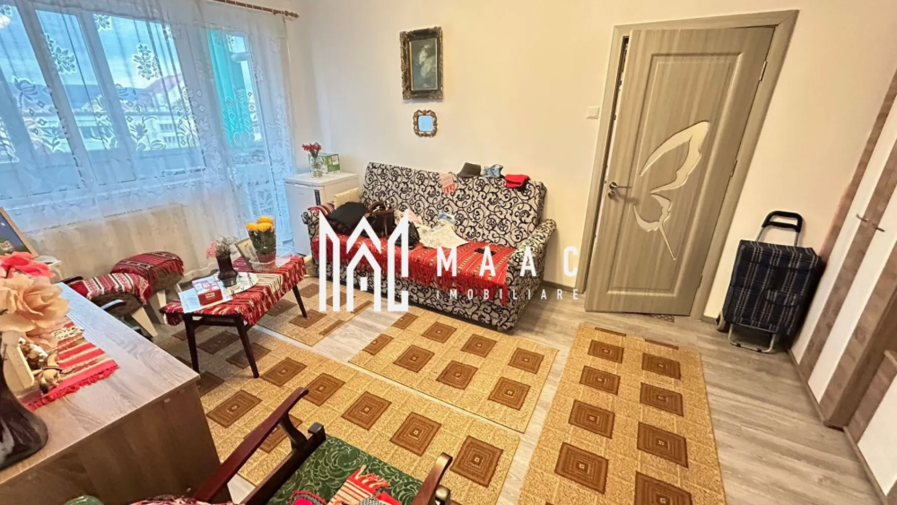 Apartament 2 camere I B-ul Mihai Viteazu I 48 mp utili + balcon 7 mp - MAAC Imobiliare vă propune spre vânzare un apartament cu 2 camere, situat pe Bulevardul Mihai Viteazu, într-o zonă foarte bine cotată.aproape de piața alimentară, stații de autobuz, farmacii, școli și licee.

 Detalii proprietate:

Suprafață utilă: 48 mp
Balcon închis cu termopan: 7 mp
Etaj: 5 / 10
Instalația electrică complet schimbată

Configurație:
Hol de acces cu intrare în bucătărie și living (ambele cu ieșire în balcon).
Al doilea hol cu spațiu dedicat pentru depozitare
Dormitor spațios
Baie cu geam de aerisire

Parcarea se face stradal.

În imediata apropiere se găsesc centre comerciale, de invatamant, statii pentru transportul in comun 
Apartamentul este luminos, bine întreținut și amplasat într-o zonă cu infrastructură completă, oferind confort și accesibilitate.

Pentru mai multe informații și programări la vizionare, vă rugăm să menționați ID anunț: CP2803520