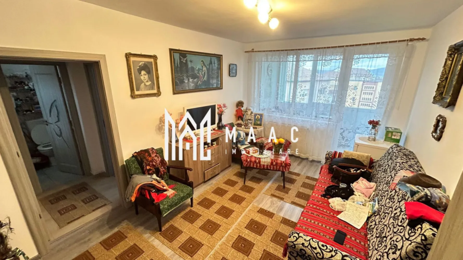 Apartament 2 camere I B-ul Mihai Viteazu I 48 mp utili + balcon 7 mp - MAAC Imobiliare vă propune spre vânzare un apartament cu 2 camere, situat pe Bulevardul Mihai Viteazu, într-o zonă foarte bine cotată.aproape de piața alimentară, stații de autobuz, farmacii, școli și licee.

 Detalii proprietate:

Suprafață utilă: 48 mp
Balcon închis cu termopan: 7 mp
Etaj: 5 / 10
Instalația electrică complet schimbată

Configurație:
Hol de acces cu intrare în bucătărie și living (ambele cu ieșire în balcon).
Al doilea hol cu spațiu dedicat pentru depozitare
Dormitor spațios
Baie cu geam de aerisire

Parcarea se face stradal.

În imediata apropiere se găsesc centre comerciale, de invatamant, statii pentru transportul in comun 
Apartamentul este luminos, bine întreținut și amplasat într-o zonă cu infrastructură completă, oferind confort și accesibilitate.

Pentru mai multe informații și programări la vizionare, vă rugăm să menționați ID anunț: CP2803520