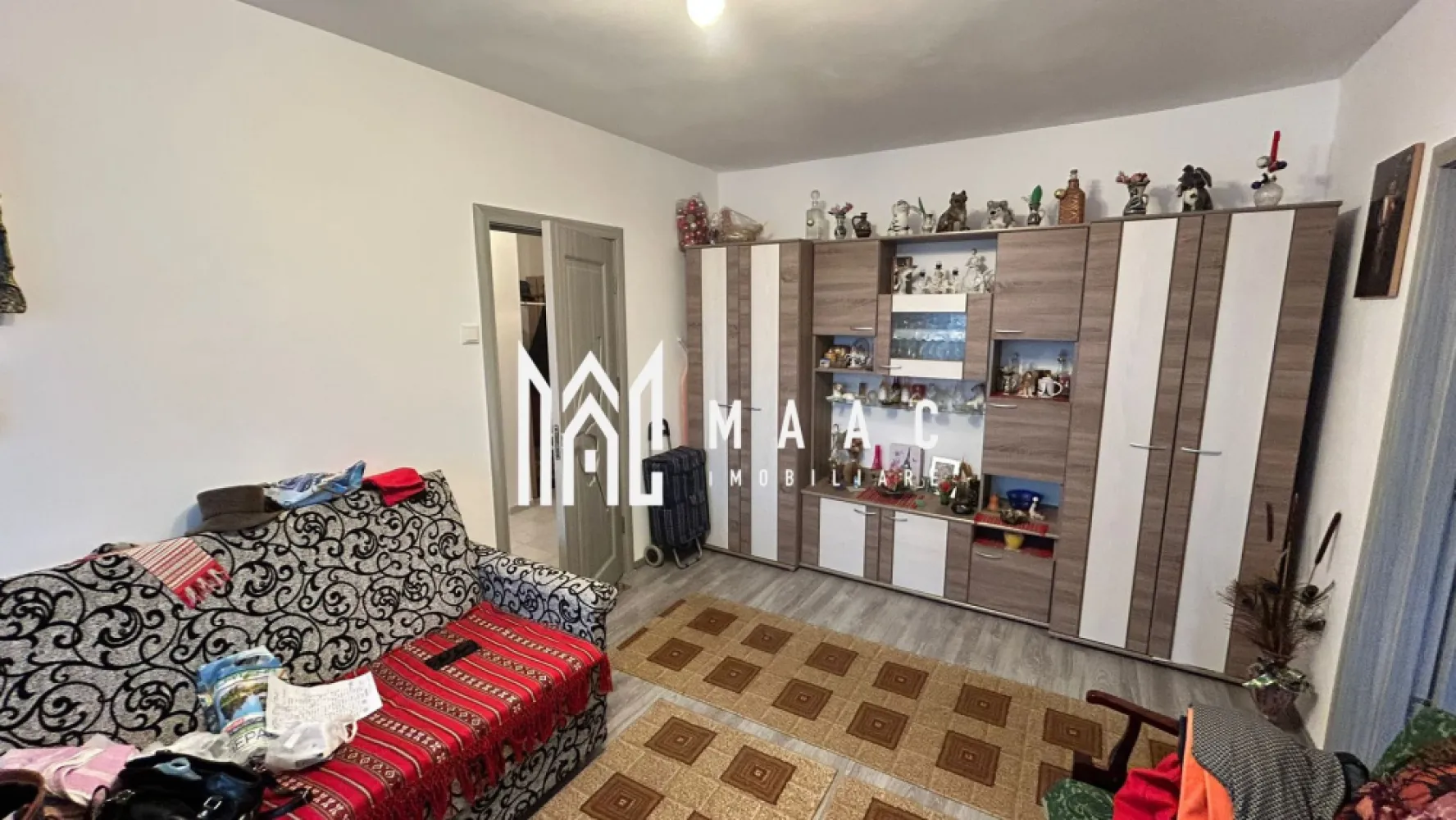 Apartament 2 camere I B-ul Mihai Viteazu I 48 mp utili + balcon 7 mp - MAAC Imobiliare vă propune spre vânzare un apartament cu 2 camere, situat pe Bulevardul Mihai Viteazu, într-o zonă foarte bine cotată.aproape de piața alimentară, stații de autobuz, farmacii, școli și licee.

 Detalii proprietate:

Suprafață utilă: 48 mp
Balcon închis cu termopan: 7 mp
Etaj: 5 / 10
Instalația electrică complet schimbată

Configurație:
Hol de acces cu intrare în bucătărie și living (ambele cu ieșire în balcon).
Al doilea hol cu spațiu dedicat pentru depozitare
Dormitor spațios
Baie cu geam de aerisire

Parcarea se face stradal.

În imediata apropiere se găsesc centre comerciale, de invatamant, statii pentru transportul in comun 
Apartamentul este luminos, bine întreținut și amplasat într-o zonă cu infrastructură completă, oferind confort și accesibilitate.

Pentru mai multe informații și programări la vizionare, vă rugăm să menționați ID anunț: CP2803520