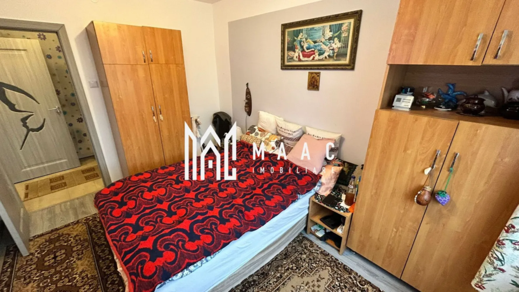 Apartament 2 camere I B-ul Mihai Viteazu I 48 mp utili + balcon 7 mp - MAAC Imobiliare vă propune spre vânzare un apartament cu 2 camere, situat pe Bulevardul Mihai Viteazu, într-o zonă foarte bine cotată.aproape de piața alimentară, stații de autobuz, farmacii, școli și licee.

 Detalii proprietate:

Suprafață utilă: 48 mp
Balcon închis cu termopan: 7 mp
Etaj: 5 / 10
Instalația electrică complet schimbată

Configurație:
Hol de acces cu intrare în bucătărie și living (ambele cu ieșire în balcon).
Al doilea hol cu spațiu dedicat pentru depozitare
Dormitor spațios
Baie cu geam de aerisire

Parcarea se face stradal.

În imediata apropiere se găsesc centre comerciale, de invatamant, statii pentru transportul in comun 
Apartamentul este luminos, bine întreținut și amplasat într-o zonă cu infrastructură completă, oferind confort și accesibilitate.

Pentru mai multe informații și programări la vizionare, vă rugăm să menționați ID anunț: CP2803520