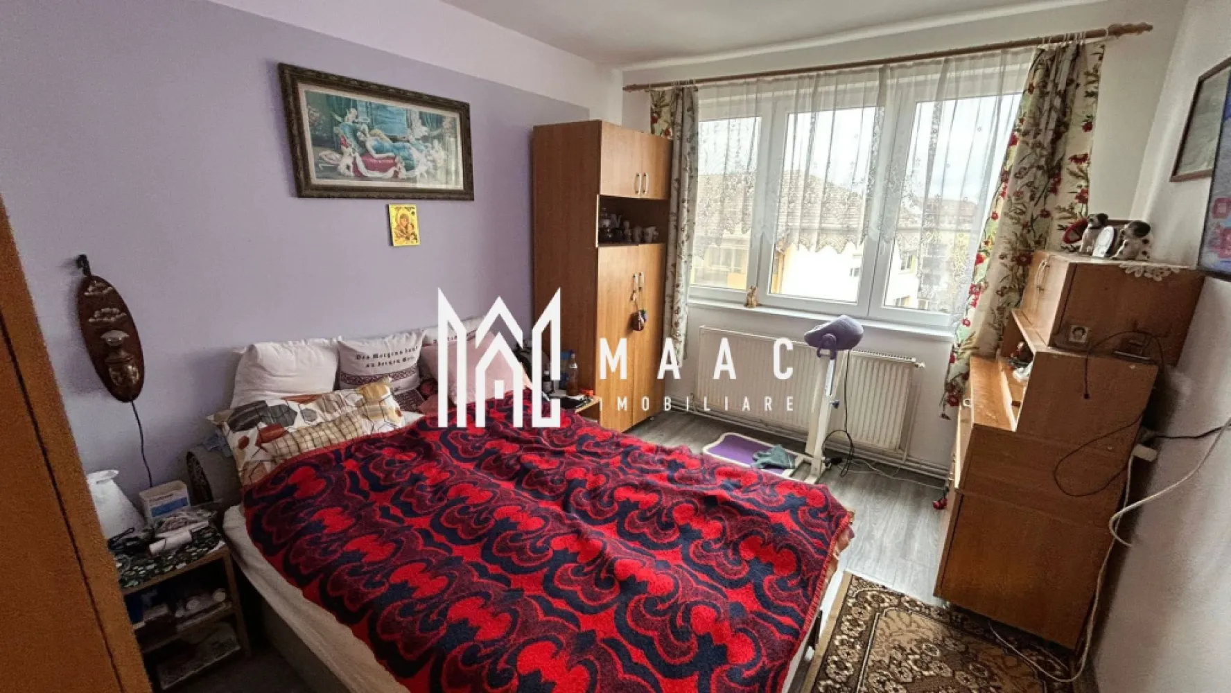 Apartament 2 camere I B-ul Mihai Viteazu I 48 mp utili + balcon 7 mp - MAAC Imobiliare vă propune spre vânzare un apartament cu 2 camere, situat pe Bulevardul Mihai Viteazu, într-o zonă foarte bine cotată.aproape de piața alimentară, stații de autobuz, farmacii, școli și licee.

 Detalii proprietate:

Suprafață utilă: 48 mp
Balcon închis cu termopan: 7 mp
Etaj: 5 / 10
Instalația electrică complet schimbată

Configurație:
Hol de acces cu intrare în bucătărie și living (ambele cu ieșire în balcon).
Al doilea hol cu spațiu dedicat pentru depozitare
Dormitor spațios
Baie cu geam de aerisire

Parcarea se face stradal.

În imediata apropiere se găsesc centre comerciale, de invatamant, statii pentru transportul in comun 
Apartamentul este luminos, bine întreținut și amplasat într-o zonă cu infrastructură completă, oferind confort și accesibilitate.

Pentru mai multe informații și programări la vizionare, vă rugăm să menționați ID anunț: CP2803520