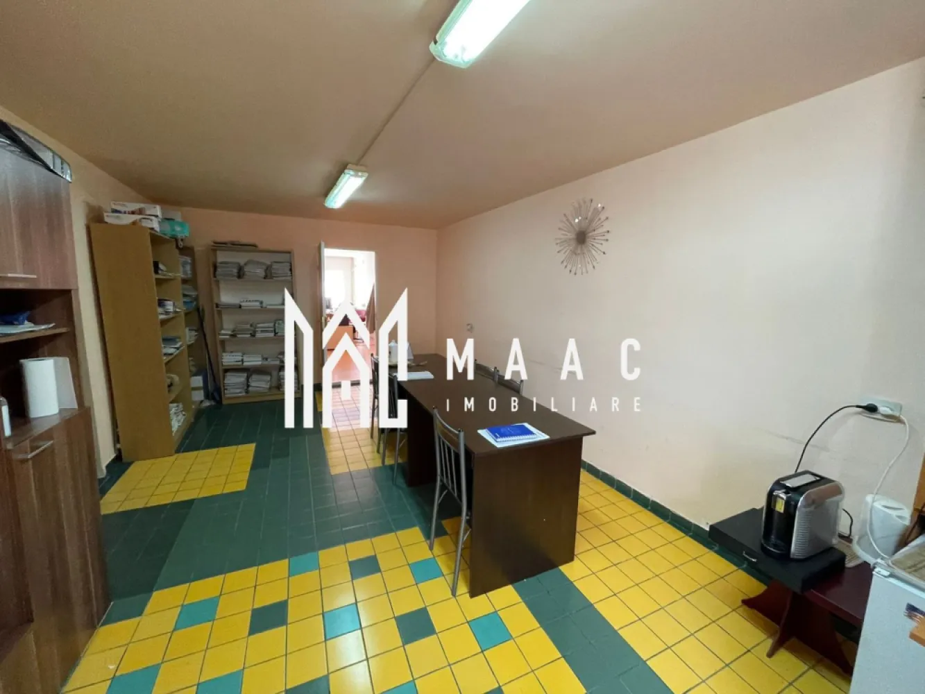 Clădire Centrală Investitie I Sibiu I Birouri și Apartament - MAAC Imobiliare vă propune spre vânzare un imobil situat într-o zonă centrală, pe strada Rennes, ideal pentru investiție sau dezvoltare, datorită compartimentării flexibile și poziționării excelente.

Proprietatea este dispusă pe mai multe niveluri (demisol, subsol, parter și etaj) și este în prezent integral închiriată, generând venituri constante.

Compartimentare:
Demisol și subsol: spațiu destinat producției, include garaj și depozit
Parter: 2 camere și baie, utilizate ca spații de birouri
Etaj: apartament compus din 2 camere, bucătărie și baie

Suprafețe:
Apartament: 60 mp
Spații birouri: 60 mp
Spațiu comercial / producție: 120 mp
Garaj + depozit: 50 mp
Suprafață utilă totală: aproximativ 290 mp

Avantaje:
Localizare centrală, cu acces facil
Acces din două străzi – ideal pentru utilizări multiple
Imobil deja închiriat – randament imediat
Potențial ridicat de închiriere pe toate segmentele: rezidențial, office, comercial
Posibilitate de recompartimentare în funcție de proiect
Ideal pentru investitori sau dezvoltatori

Imobilul permite multiple scenarii de exploatare: conversie în apartamente, spații de birouri, spațiu comercial sau concept mixt rezidențial–comercial, într-o zonă cu cerere constantă și vizibilitate foarte bună.
Pentru detalii suplimentare, consultanță sau programarea unei vizionări, va rugăm să ne contactati specificand ID: CP2890461.