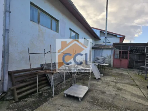 Se oferă spre vânzare / închiriere clădire cu spațiu comercial