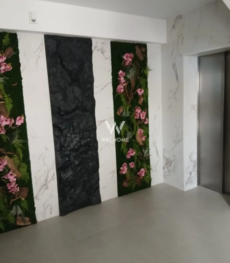 Apartament 3 camere la cheie – ansamblu nou – Doamna Stanca - Vă propun spre vânzare un apartament modern cu 3 camere, situat într-un ansamblu rezidențial nou, cu acces securizat (barieră), în zona Doamna Stanca – una dintre cele mai căutate zone din oraș.

Detalii apartament:
 • Suprafață utilă: 69,40 mp
Compartimentare eficientă, decomandată:
 • Living + bucătărie open space: 26,85 mp
 • Dormitor matrimonial: 14,02 mp
 • Dormitor secundar: 12,03 mp
 • 2 băi: 6,64 mp și 5,11 mp
 • Dressing: 2,95 mp
 • Terasă generoasă: 15,06 mp – ideală pentru relaxare

Avantaje:
 • Ansamblu nou, modern, cu acces privat (barieră)
 • Loc de parcare inclus
 • Compartimentare practică, ideală pentru familie
 • Spații bine luminate natural
 • Zonă în plină dezvoltare, aproape de centre comerciale, școli și mijloace de transport

Apartamentul se vinde exact ca în poze și oferă un echilibru perfect între confort, spațiu și locație, fiind potrivit atât pentru locuit, cât și ca investiție.
Preț : 143.150 euro.
Pentru mai multe detalii sau programarea unei vizionări, nu ezitați să mă contactați!
Laura - 0743030351