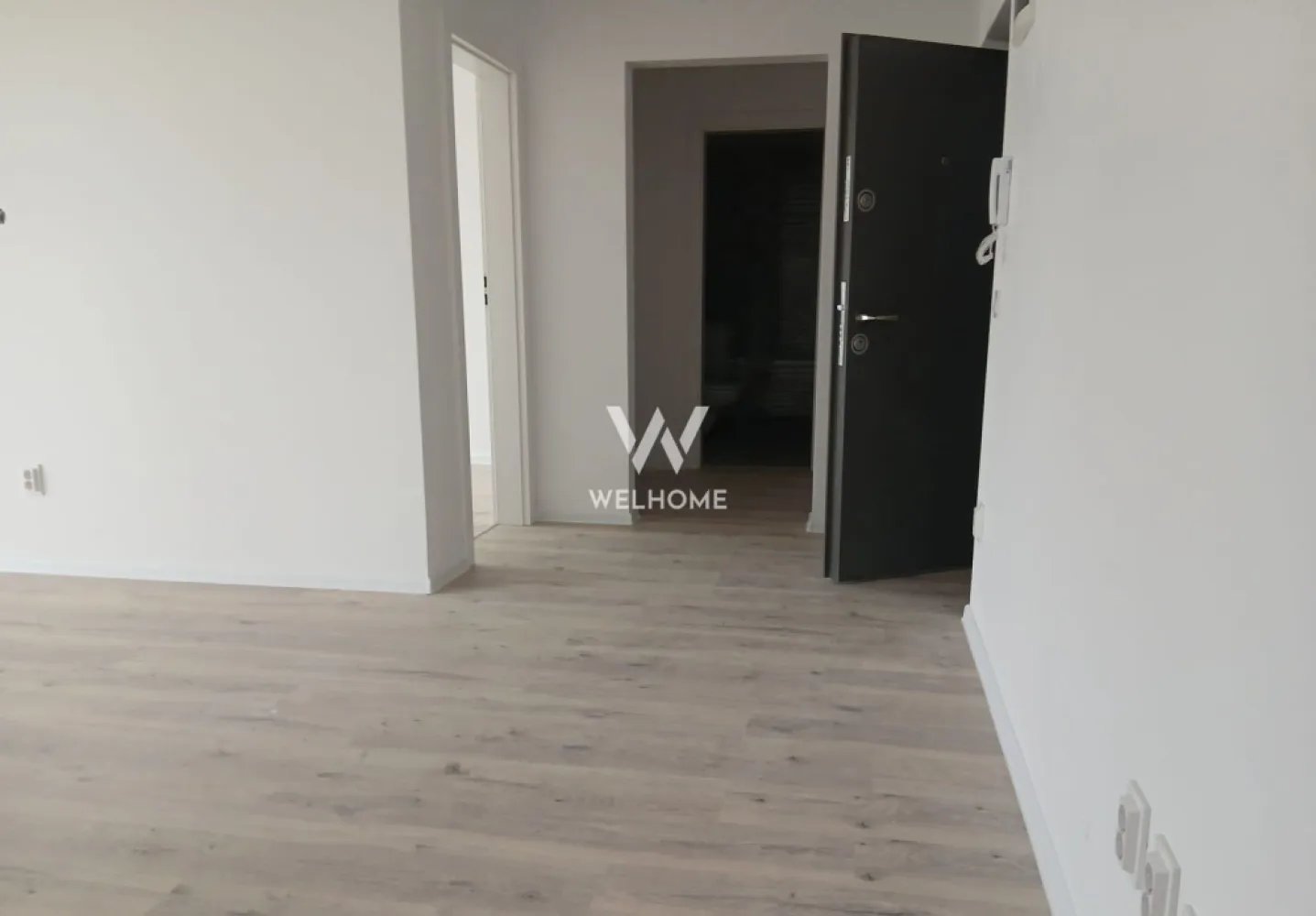 Apartament 3 camere la cheie – ansamblu nou – Doamna Stanca - Vă propun spre vânzare un apartament modern cu 3 camere, situat într-un ansamblu rezidențial nou, cu acces securizat (barieră), în zona Doamna Stanca – una dintre cele mai căutate zone din oraș.

Detalii apartament:
 • Suprafață utilă: 69,40 mp
Compartimentare eficientă, decomandată:
 • Living + bucătărie open space: 26,85 mp
 • Dormitor matrimonial: 14,02 mp
 • Dormitor secundar: 12,03 mp
 • 2 băi: 6,64 mp și 5,11 mp
 • Dressing: 2,95 mp
 • Terasă generoasă: 15,06 mp – ideală pentru relaxare

Avantaje:
 • Ansamblu nou, modern, cu acces privat (barieră)
 • Loc de parcare inclus
 • Compartimentare practică, ideală pentru familie
 • Spații bine luminate natural
 • Zonă în plină dezvoltare, aproape de centre comerciale, școli și mijloace de transport

Apartamentul se vinde exact ca în poze și oferă un echilibru perfect între confort, spațiu și locație, fiind potrivit atât pentru locuit, cât și ca investiție.
Preț : 143.150 euro.
Pentru mai multe detalii sau programarea unei vizionări, nu ezitați să mă contactați!
Laura - 0743030351