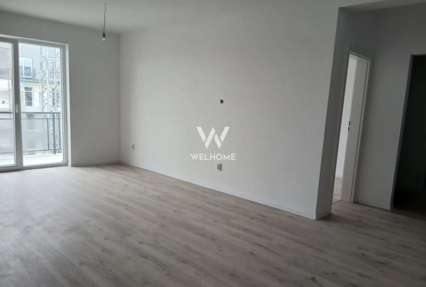Apartament 3 camere la cheie – ansamblu nou – Doamna Stanca - Vă propun spre vânzare un apartament modern cu 3 camere, situat într-un ansamblu rezidențial nou, cu acces securizat (barieră), în zona Doamna Stanca – una dintre cele mai căutate zone din oraș.

Detalii apartament:
 • Suprafață utilă: 69,40 mp
Compartimentare eficientă, decomandată:
 • Living + bucătărie open space: 26,85 mp
 • Dormitor matrimonial: 14,02 mp
 • Dormitor secundar: 12,03 mp
 • 2 băi: 6,64 mp și 5,11 mp
 • Dressing: 2,95 mp
 • Terasă generoasă: 15,06 mp – ideală pentru relaxare

Avantaje:
 • Ansamblu nou, modern, cu acces privat (barieră)
 • Loc de parcare inclus
 • Compartimentare practică, ideală pentru familie
 • Spații bine luminate natural
 • Zonă în plină dezvoltare, aproape de centre comerciale, școli și mijloace de transport

Apartamentul se vinde exact ca în poze și oferă un echilibru perfect între confort, spațiu și locație, fiind potrivit atât pentru locuit, cât și ca investiție.
Preț : 143.150 euro.
Pentru mai multe detalii sau programarea unei vizionări, nu ezitați să mă contactați!
Laura - 0743030351