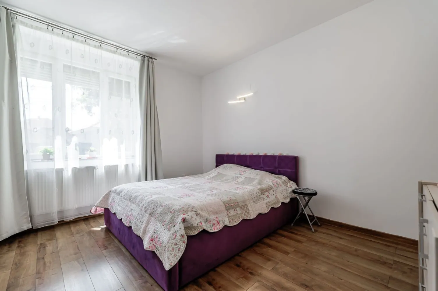Apartament 2 camere spatios la casa individuala zona Centru Arad - Vă invităm să descoperiți acest apartament spațios, situat într-o casă de construcție individuală, cu o curte comună într-o zonă liniștită din Centru, în proximitatea Poliției Arad
Preț listare repoziționat la 79.900 euro de la 84.900.
Acest apartament de 2 camere decomandat, ideal pentru un cuplu tânăr sau o familie cu un copil, este situat la o casă cu curte comună și oferă confort sporit. Aflat într-o zonă centrală, te vei bucura de toate facilitățile urbane la doar câțiva pași distanță. Cu cei 96 mp construiți-2 camere și dressing, bucătărie închisă și o baie- plus o curte delimitata de 140 mp și renovarea totală din 2022, acest apartament reprezintă o oportunitate unică pentru cei în căutarea unei locuințe confortabile și moderne. Imaginați-vă cum puteți transforma acest spațiu generos într-un cămin cald și primitor, unde veți crea amintiri de neuitat alături de cei dragi. 
Nu ratați șansa de a deveni proprietarul acestui apartament minunat! Contactați-ne pentru mai multe detalii și pentru a programa o vizionare la 0724694458 Dorel Veres consultant imobiliar Acasă Arad/ARED Birou Centru.
