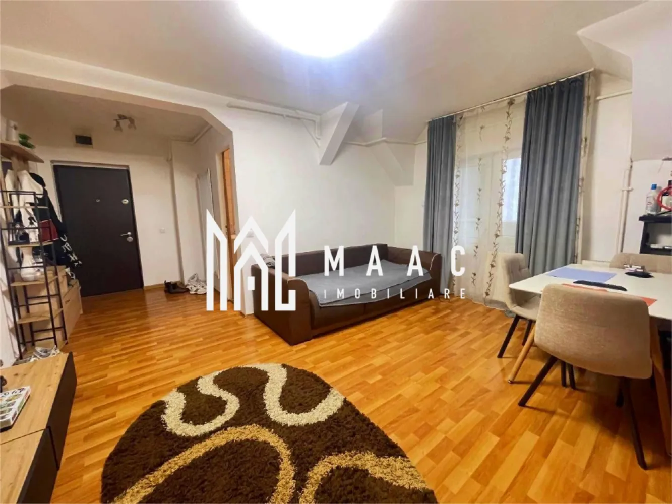 Apartament 3 camere | 67 mp | Balcon | Mobilat și utilat | Vasile Aaron - Maac Imobiliare prezintă spre vânzare un apartament modern cu 3 camere, situat pe strada Semaforului, cu o suprafață utilă de 67 mp, ideal pentru o familie sau pentru investiție.

Locuința este dispusă pe două niveluri (mansardă construită după anii 2000) și se vinde complet mobilată și utilată, fiind pregătită pentru mutare imediată.

Compartimentare:

Nivel inferior:
Living open space
Bucătărie complet echipată
Balcon
Baie
Hol de acces
Nivel superior:
Hol
2 dormitoare (unul amenajat ca dressing)

Dotări și beneficii:

Se predă complet mobilat și utilat
Electrocasnice, unele încă în garanție
Compartimentare practică și spațioasă
Ideal pentru mutare rapidă
Zonă bine cotată, cu acces facil către puncte de interes

Pentru mai multe detalii sau pentru programarea unei vizionări, vă stăm cu drag la dispoziție.

Pentru mai multe detalii și programarea unei vizionări, vă rugăm să ne contactați telefonic și să menționați CP3026090
