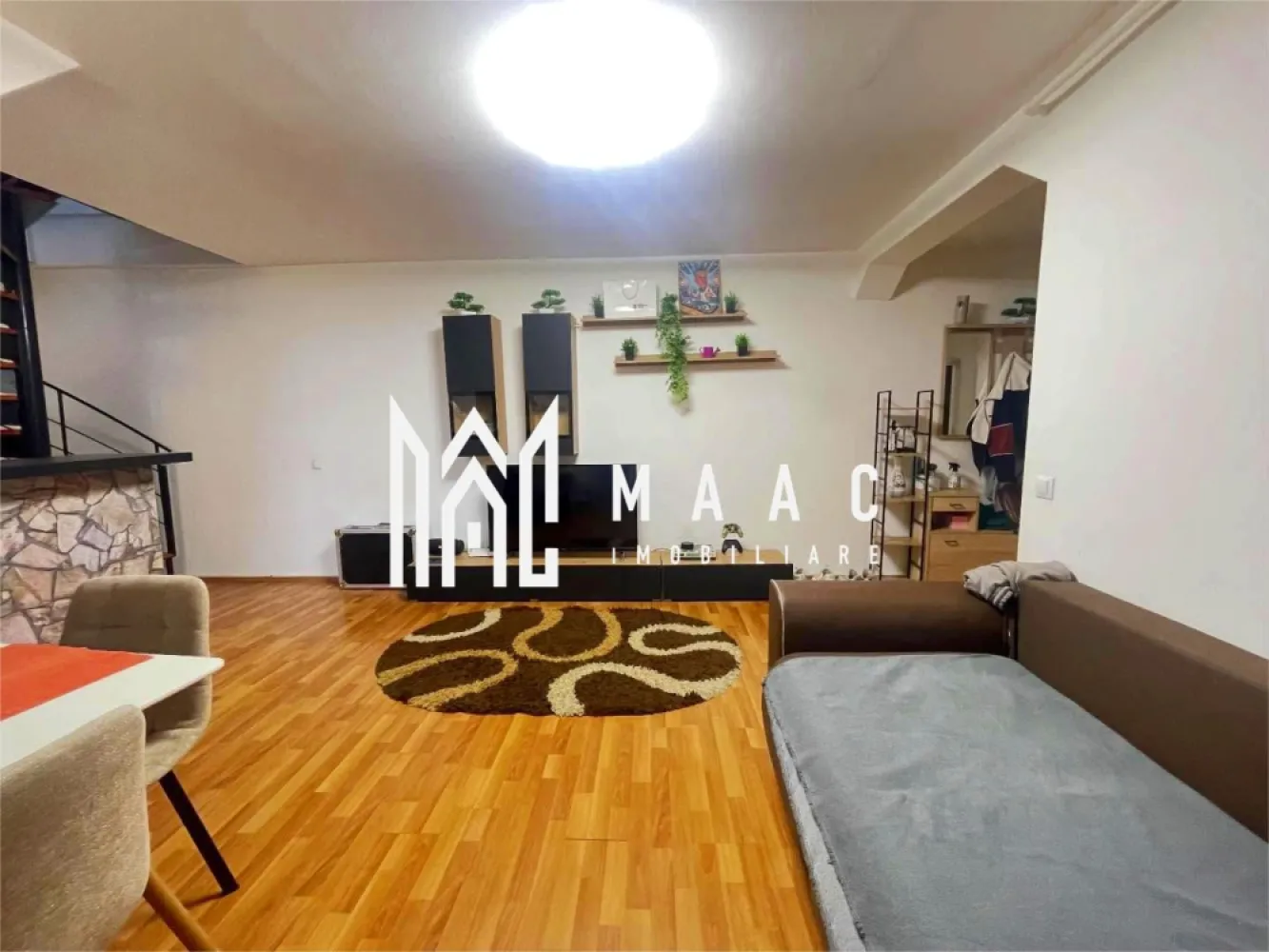 Apartament 3 camere | 67 mp | Balcon | Mobilat și utilat | Vasile Aaron - Maac Imobiliare prezintă spre vânzare un apartament modern cu 3 camere, situat pe strada Semaforului, cu o suprafață utilă de 67 mp, ideal pentru o familie sau pentru investiție.

Locuința este dispusă pe două niveluri (mansardă construită după anii 2000) și se vinde complet mobilată și utilată, fiind pregătită pentru mutare imediată.

Compartimentare:

Nivel inferior:
Living open space
Bucătărie complet echipată
Balcon
Baie
Hol de acces
Nivel superior:
Hol
2 dormitoare (unul amenajat ca dressing)

Dotări și beneficii:

Se predă complet mobilat și utilat
Electrocasnice, unele încă în garanție
Compartimentare practică și spațioasă
Ideal pentru mutare rapidă
Zonă bine cotată, cu acces facil către puncte de interes

Pentru mai multe detalii sau pentru programarea unei vizionări, vă stăm cu drag la dispoziție.

Pentru mai multe detalii și programarea unei vizionări, vă rugăm să ne contactați telefonic și să menționați CP3026090