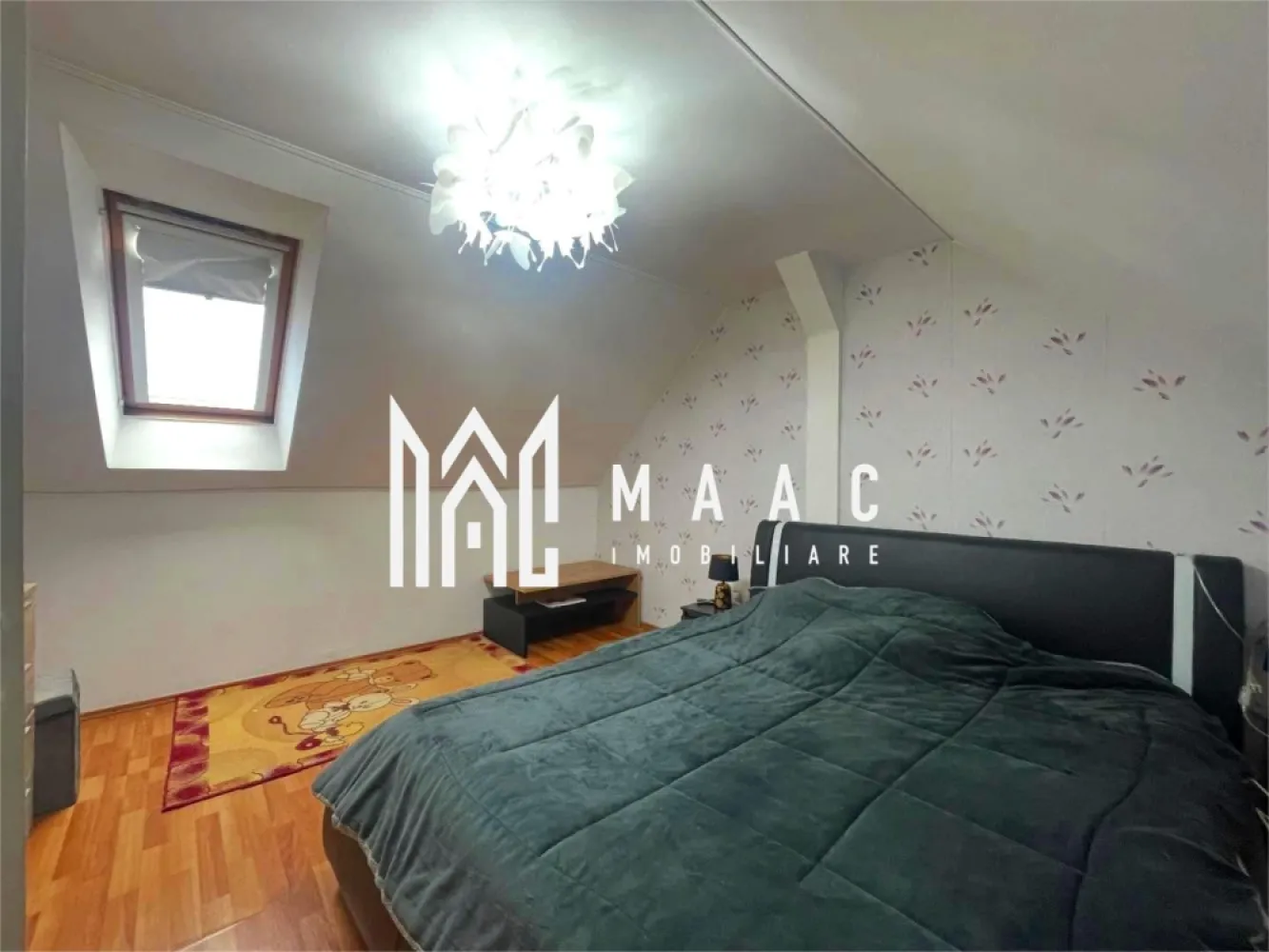 Apartament 3 camere | 67 mp | Balcon | Mobilat și utilat | Vasile Aaron - Maac Imobiliare prezintă spre vânzare un apartament modern cu 3 camere, situat pe strada Semaforului, cu o suprafață utilă de 67 mp, ideal pentru o familie sau pentru investiție.

Locuința este dispusă pe două niveluri (mansardă construită după anii 2000) și se vinde complet mobilată și utilată, fiind pregătită pentru mutare imediată.

Compartimentare:

Nivel inferior:
Living open space
Bucătărie complet echipată
Balcon
Baie
Hol de acces
Nivel superior:
Hol
2 dormitoare (unul amenajat ca dressing)

Dotări și beneficii:

Se predă complet mobilat și utilat
Electrocasnice, unele încă în garanție
Compartimentare practică și spațioasă
Ideal pentru mutare rapidă
Zonă bine cotată, cu acces facil către puncte de interes

Pentru mai multe detalii sau pentru programarea unei vizionări, vă stăm cu drag la dispoziție.

Pentru mai multe detalii și programarea unei vizionări, vă rugăm să ne contactați telefonic și să menționați CP3026090