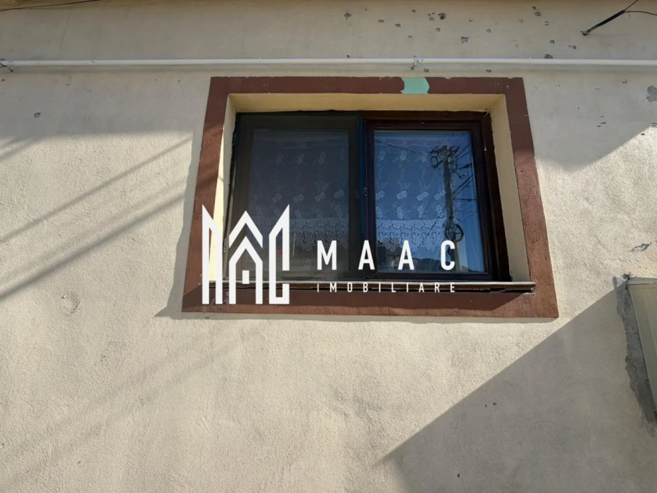 Casa 4 camere | Rasinari | Zona centrala - MAAC Imobiliare vă propune spre vânzare o proprietate deosebită situată în zona centrală a localității Rășinari, ideală atât pentru locuință permanentă, cât și pentru investiție.

Imobilul este compus dintr-o casă spațioasă cu 4 camere, bine compartimentată, oferind un ambient confortabil și funcțional pentru întreaga familie. Proprietatea beneficiază de anexe gospodărești, inclusiv șură și pivniță, ideale pentru depozitare sau pentru desfășurarea diverselor activități.

Un avantaj important al proprietății îl reprezintă accesul din două străzi, oferind flexibilitate în utilizare, posibilitate de compartimentare sau chiar dezvoltare ulterioară.

Curtea, cu o suprafață de aproximativ 150 mp, oferă un spațiu intim și plăcut, perfect pentru relaxare, amenajare grădină sau petrecerea timpului liber.

Amplasarea în zona centrală a localității Rășinari asigură acces rapid către punctele de interes, magazine, școală și transport, păstrând în același timp farmecul autentic al unei zone liniștite și pitorești, la doar câteva minute de Sibiu.

Caracteristici principale:
- 4 camere
- Curte proprie ~150 mp
- Șură și anexe
- Pivniță
- Acces din 2 străzi
- Zonă centrală

Această proprietate reprezintă o oportunitate excelentă pentru cei care își doresc o locuință într-o zonă cu tradiție, aer curat și acces facil către oraș.

Pentru mai multe detalii și programarea unei vizionări, vă stăm cu drag la dispoziție! Vă rog să specificați ID: CP3024371