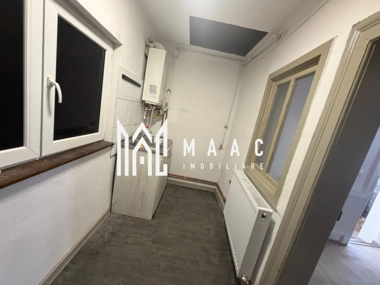 Casa 4 camere | Rasinari | Zona centrala - MAAC Imobiliare vă propune spre vânzare o proprietate deosebită situată în zona centrală a localității Rășinari, ideală atât pentru locuință permanentă, cât și pentru investiție.

Imobilul este compus dintr-o casă spațioasă cu 4 camere, bine compartimentată, oferind un ambient confortabil și funcțional pentru întreaga familie. Proprietatea beneficiază de anexe gospodărești, inclusiv șură și pivniță, ideale pentru depozitare sau pentru desfășurarea diverselor activități.

Un avantaj important al proprietății îl reprezintă accesul din două străzi, oferind flexibilitate în utilizare, posibilitate de compartimentare sau chiar dezvoltare ulterioară.

Curtea, cu o suprafață de aproximativ 150 mp, oferă un spațiu intim și plăcut, perfect pentru relaxare, amenajare grădină sau petrecerea timpului liber.

Amplasarea în zona centrală a localității Rășinari asigură acces rapid către punctele de interes, magazine, școală și transport, păstrând în același timp farmecul autentic al unei zone liniștite și pitorești, la doar câteva minute de Sibiu.

Caracteristici principale:
- 4 camere
- Curte proprie ~150 mp
- Șură și anexe
- Pivniță
- Acces din 2 străzi
- Zonă centrală

Această proprietate reprezintă o oportunitate excelentă pentru cei care își doresc o locuință într-o zonă cu tradiție, aer curat și acces facil către oraș.

Pentru mai multe detalii și programarea unei vizionări, vă stăm cu drag la dispoziție! Vă rog să specificați ID: CP3024371