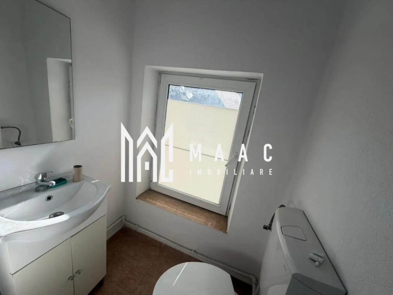 Casa 4 camere | Rasinari | Zona centrala - MAAC Imobiliare vă propune spre vânzare o proprietate deosebită situată în zona centrală a localității Rășinari, ideală atât pentru locuință permanentă, cât și pentru investiție.

Imobilul este compus dintr-o casă spațioasă cu 4 camere, bine compartimentată, oferind un ambient confortabil și funcțional pentru întreaga familie. Proprietatea beneficiază de anexe gospodărești, inclusiv șură și pivniță, ideale pentru depozitare sau pentru desfășurarea diverselor activități.

Un avantaj important al proprietății îl reprezintă accesul din două străzi, oferind flexibilitate în utilizare, posibilitate de compartimentare sau chiar dezvoltare ulterioară.

Curtea, cu o suprafață de aproximativ 150 mp, oferă un spațiu intim și plăcut, perfect pentru relaxare, amenajare grădină sau petrecerea timpului liber.

Amplasarea în zona centrală a localității Rășinari asigură acces rapid către punctele de interes, magazine, școală și transport, păstrând în același timp farmecul autentic al unei zone liniștite și pitorești, la doar câteva minute de Sibiu.

Caracteristici principale:
- 4 camere
- Curte proprie ~150 mp
- Șură și anexe
- Pivniță
- Acces din 2 străzi
- Zonă centrală

Această proprietate reprezintă o oportunitate excelentă pentru cei care își doresc o locuință într-o zonă cu tradiție, aer curat și acces facil către oraș.

Pentru mai multe detalii și programarea unei vizionări, vă stăm cu drag la dispoziție! Vă rog să specificați ID: CP3024371